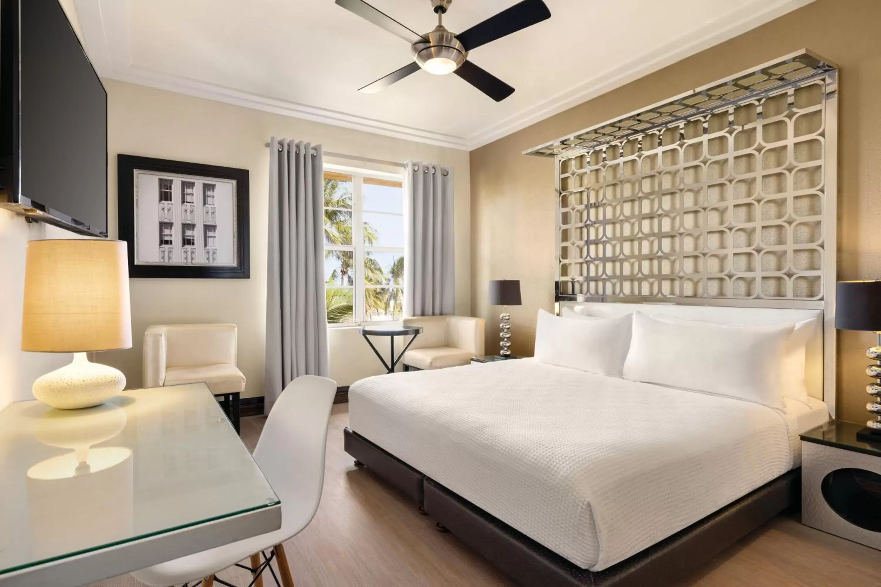 Bedroom, Bed in Waldorf Towers South Beach