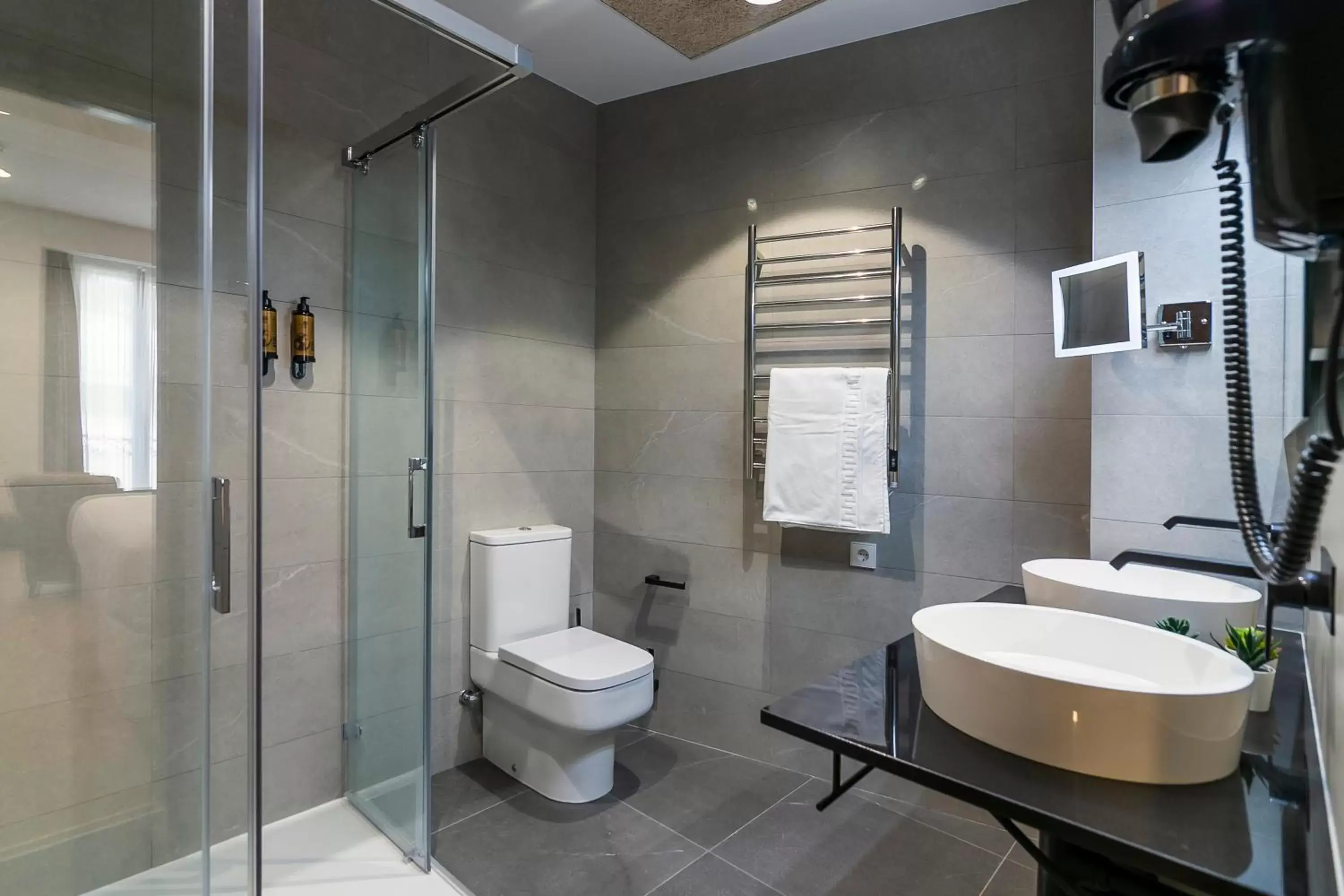 Bathroom in Aquitania Home Suites