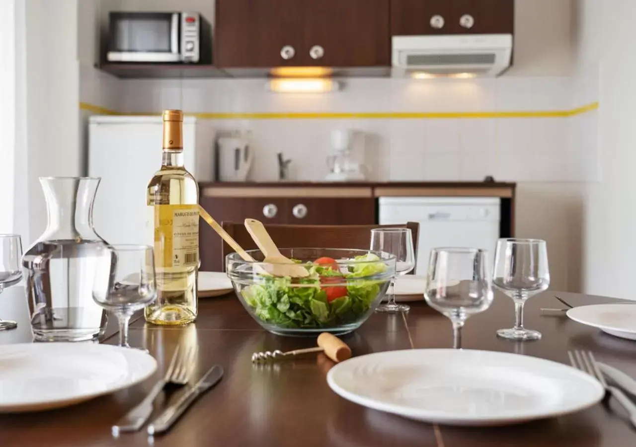 Kitchen or kitchenette in Zenitude Hôtel-Résidences Béziers Centre