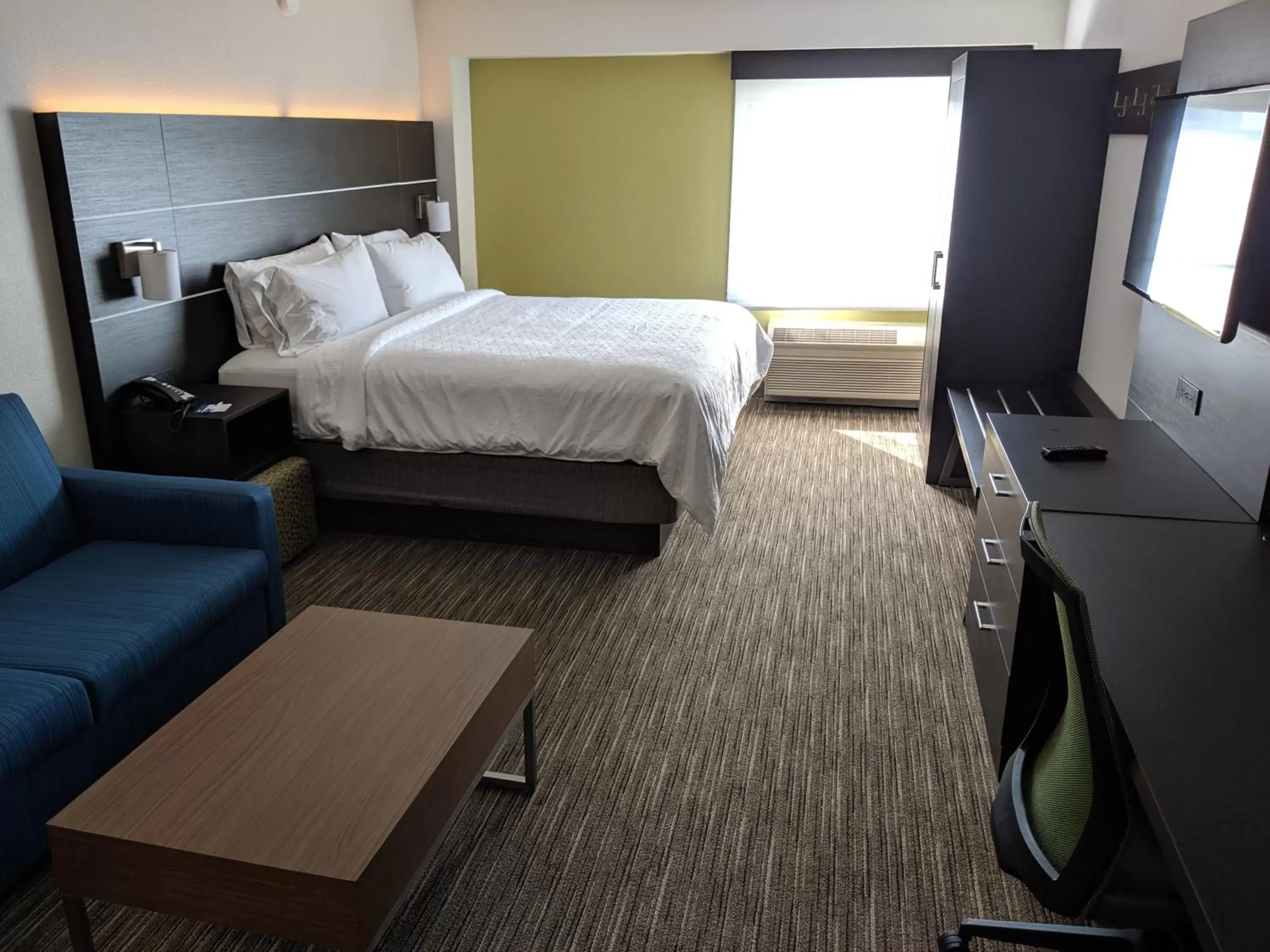 Photo of the whole room, Bed in Holiday Inn Express & Suites Charlotte-Concord-I-85, an IHG Hotel