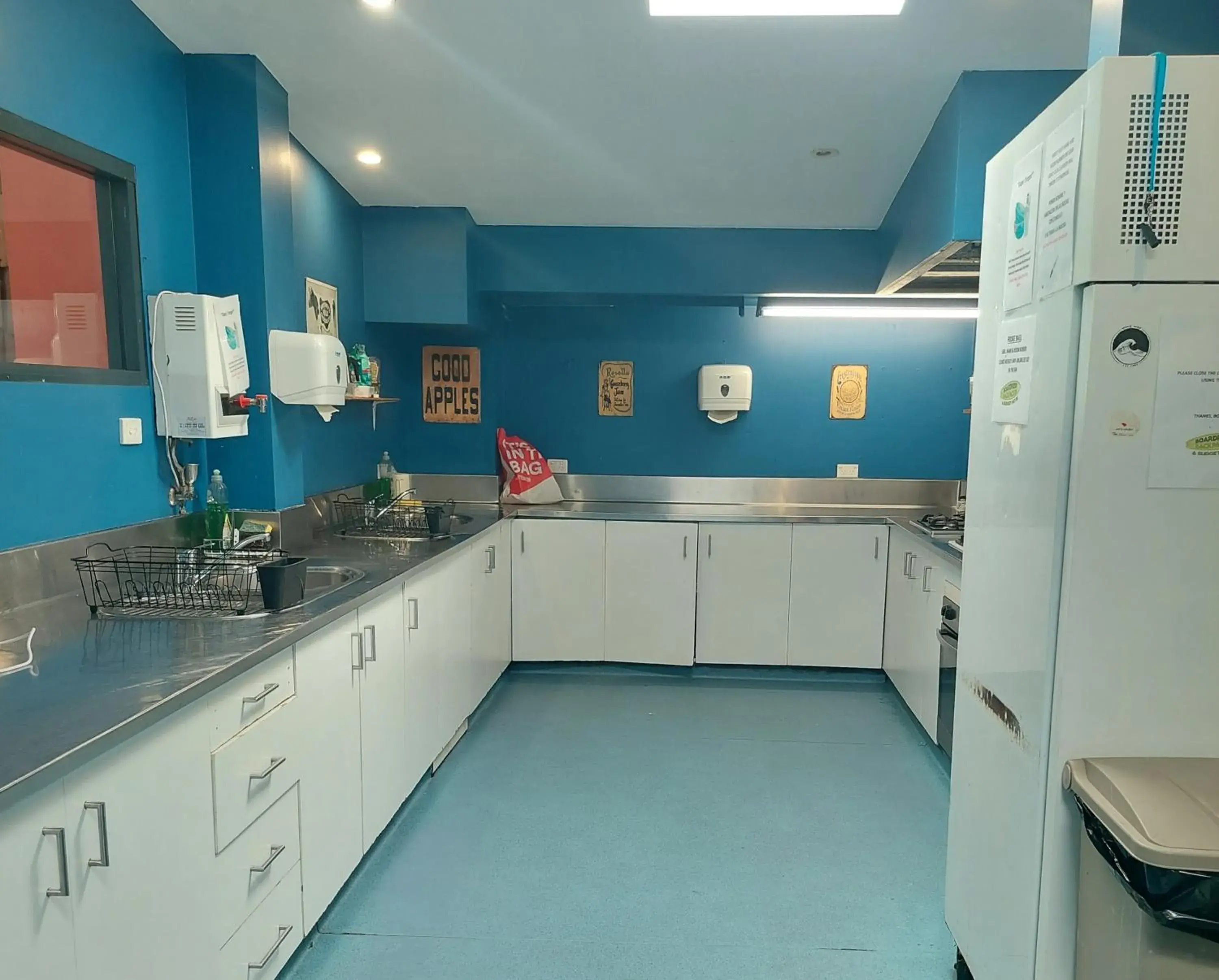 Kitchen/Kitchenette in Boardrider Backpackers and Budget Motel