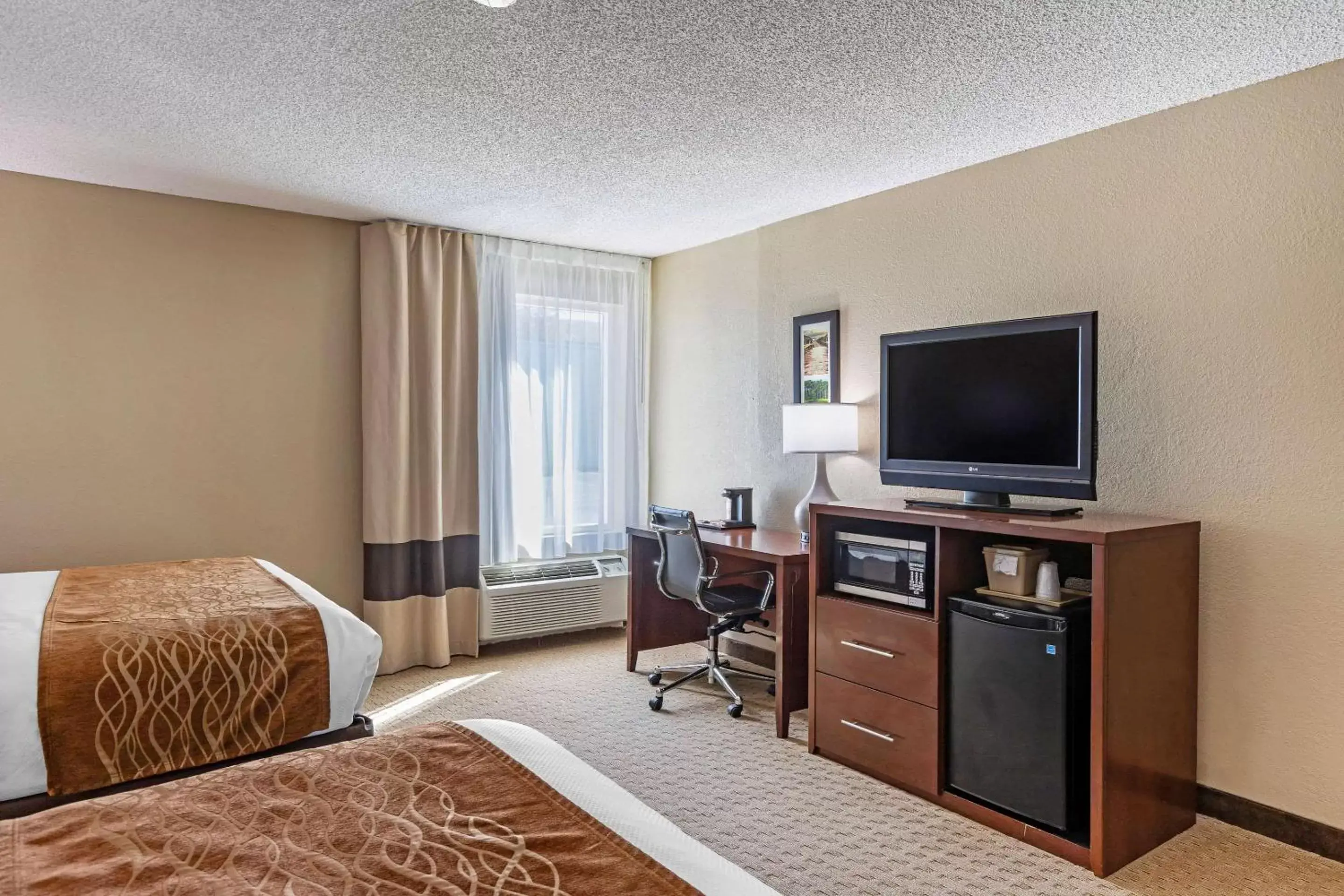 Photo of the whole room, TV/Entertainment Center in Comfort Inn N Myrtle Beach Barefoot Landing