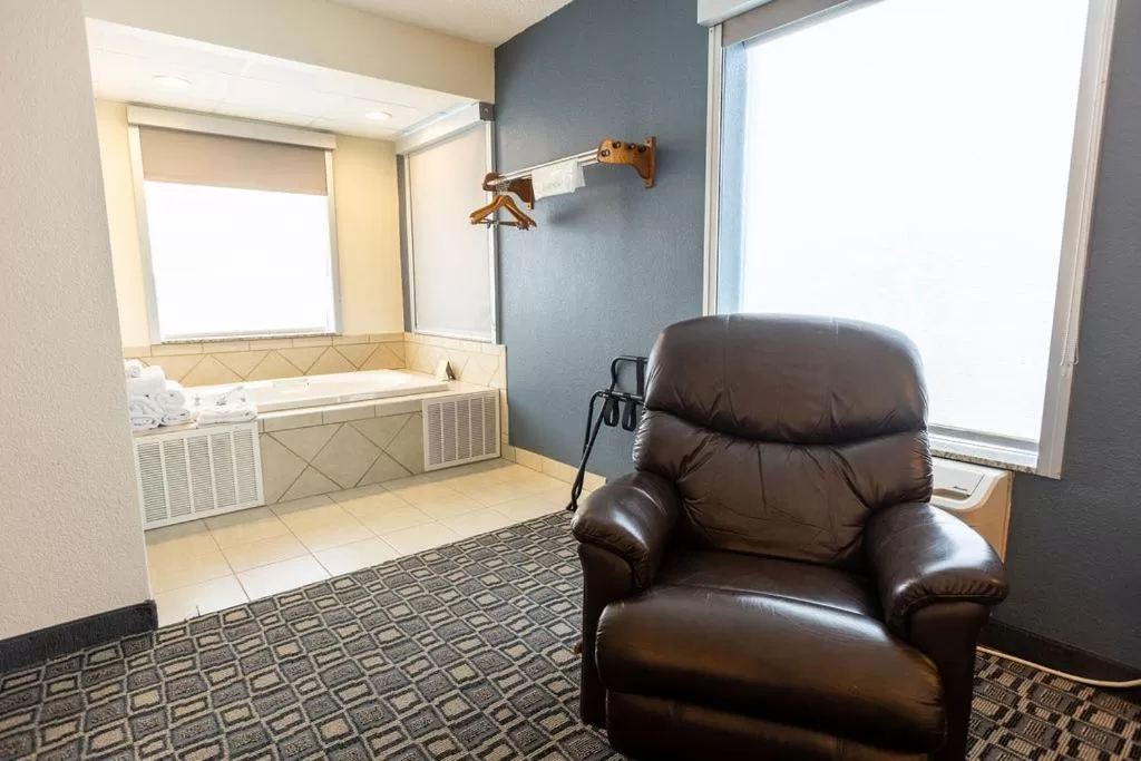 Bedroom, Bed in Savannah House Hotel