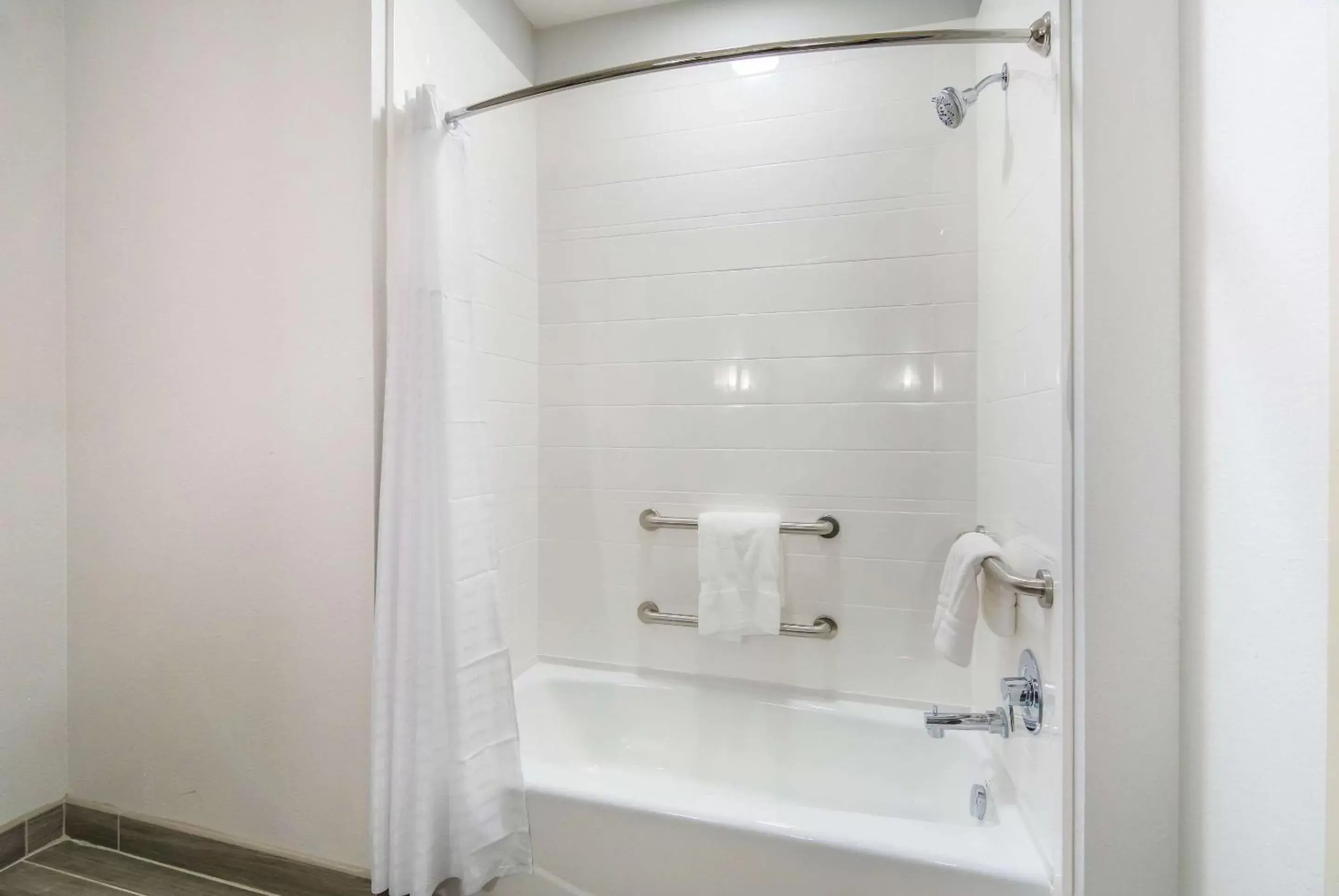 Bathroom in Comfort Suites DeSoto Dallas South