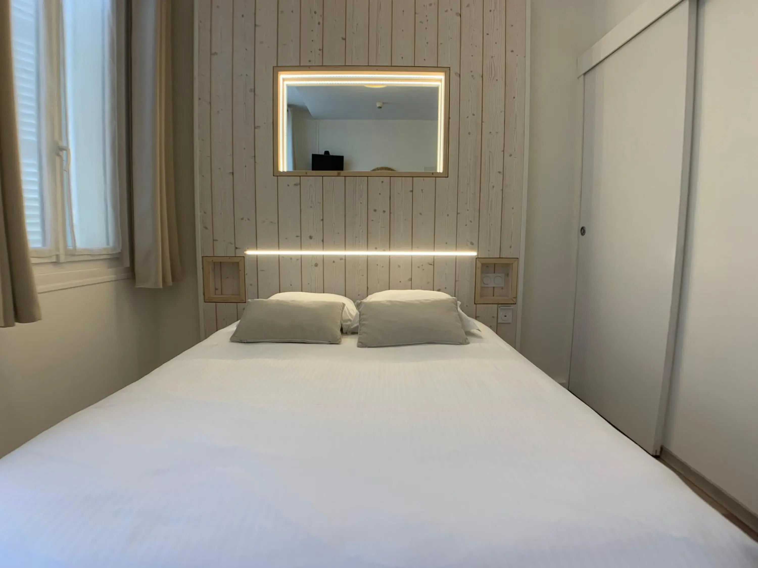 Photo of the whole room, Bed in The Originals Boutique, Hotel Roca-Fortis, Rochefort