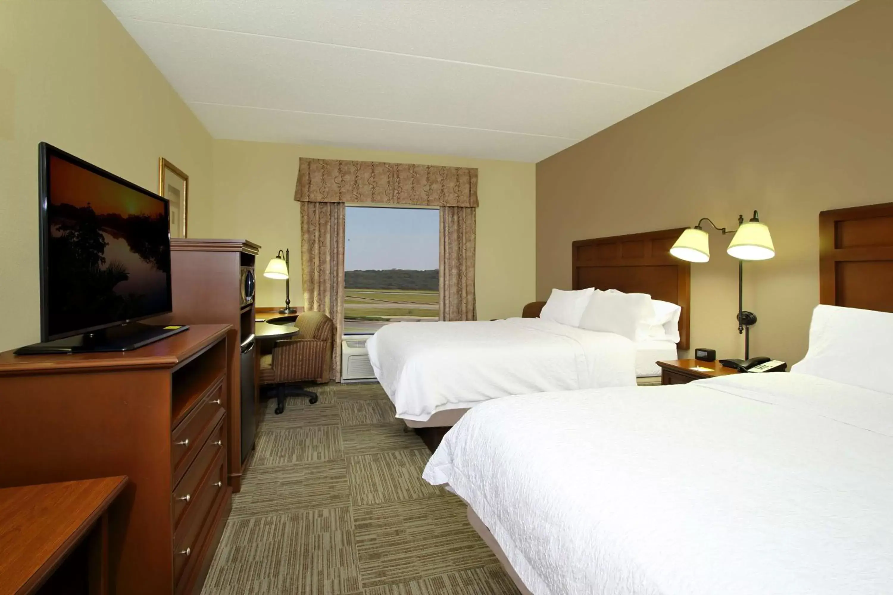 Bedroom in Hampton Inn & Suites Madisonville