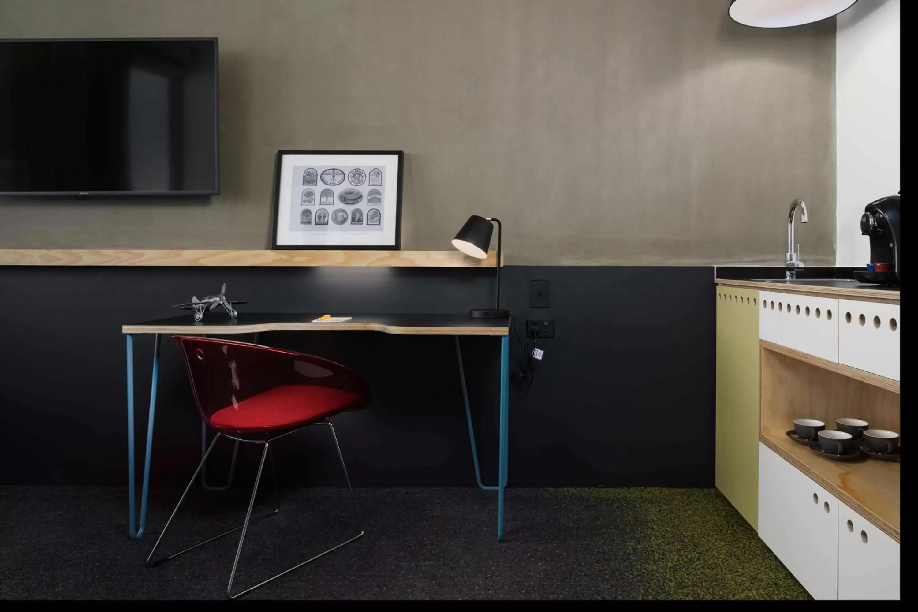 Photo of the whole room, TV/Entertainment Center in Atura Adelaide Airport