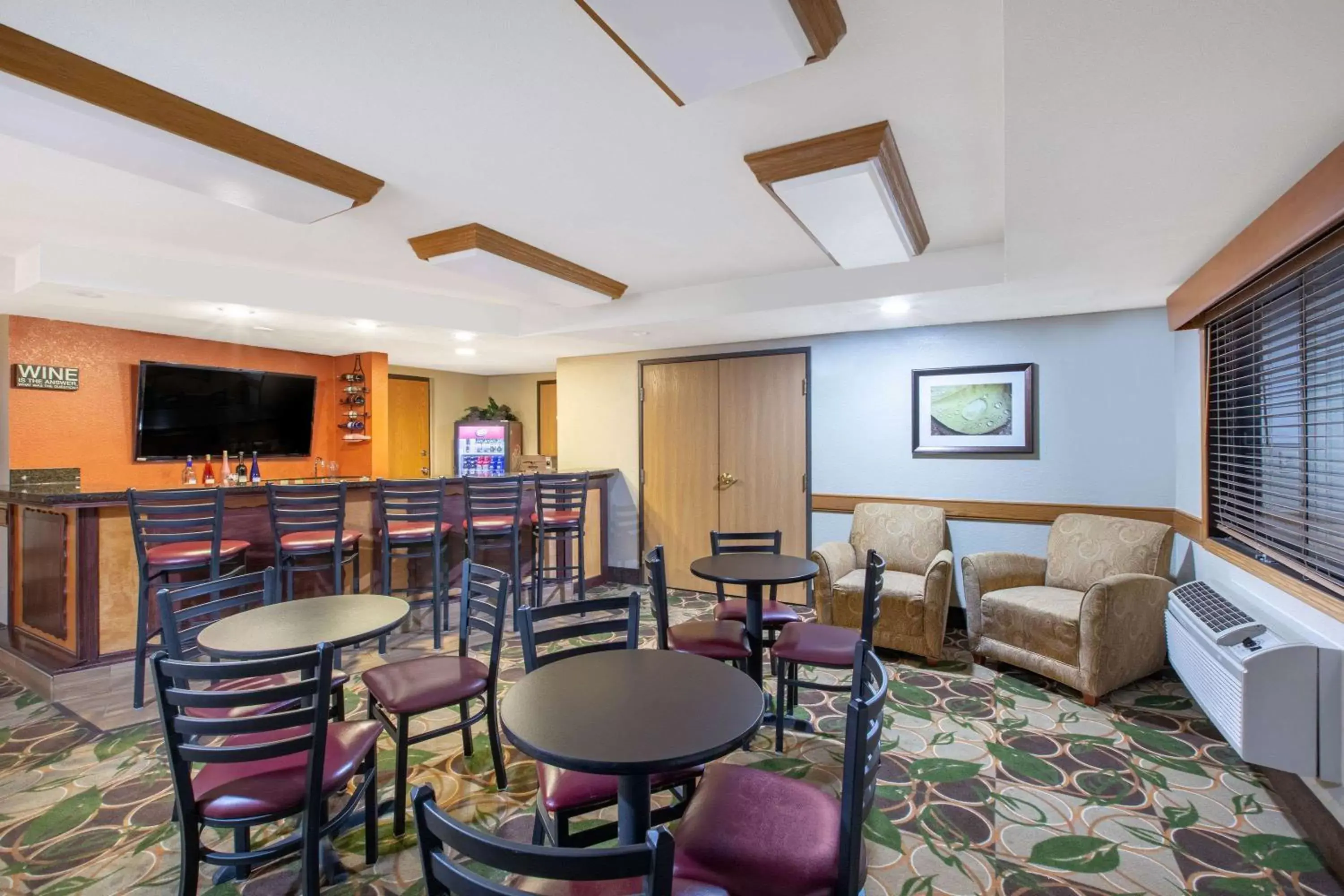 Lounge or bar, Lounge/Bar in AmericInn by Wyndham Cedar Falls