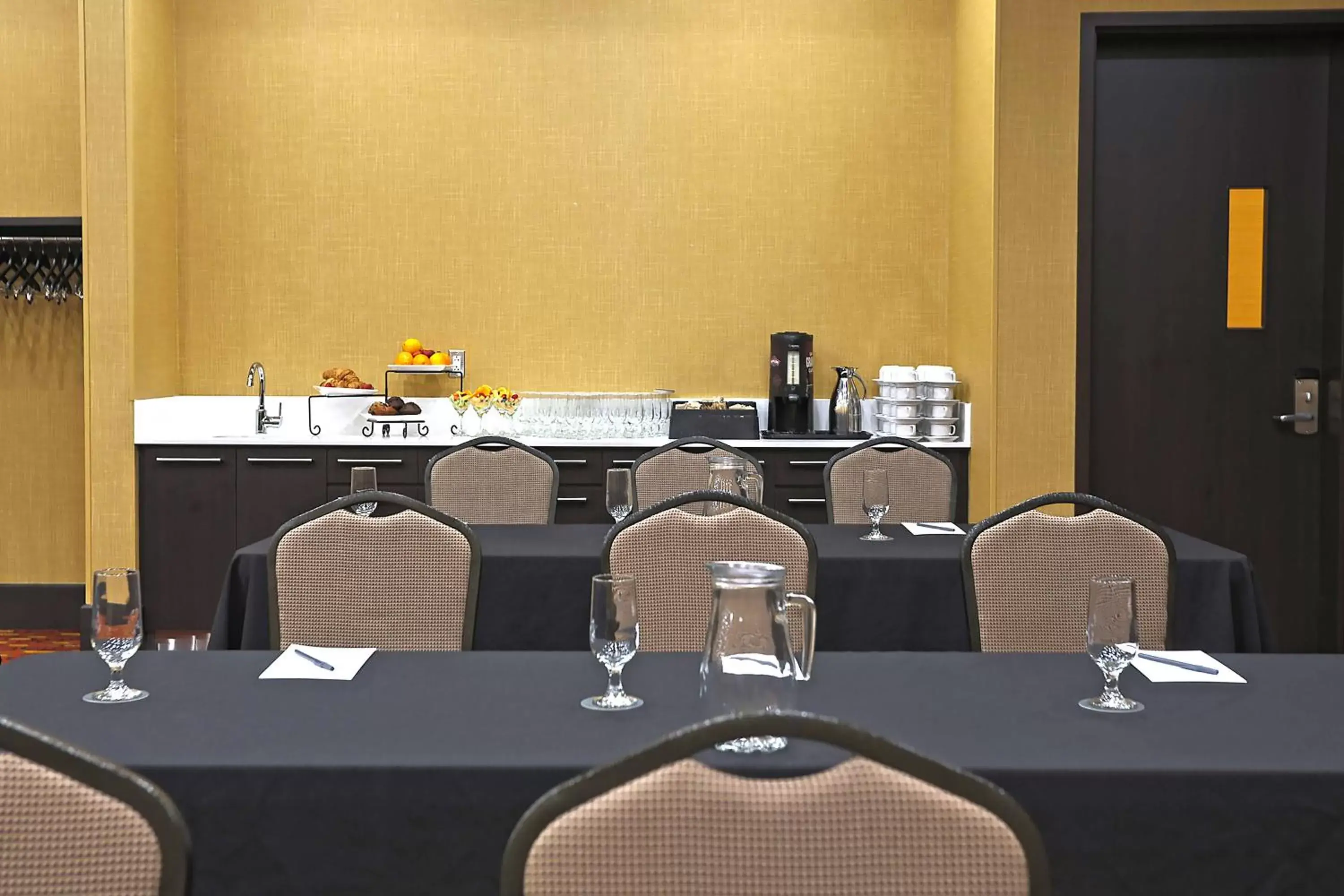 Meeting/conference room, Business Area/Conference Room in Courtyard by Marriott Montreal West Island/Baie D’Urfe