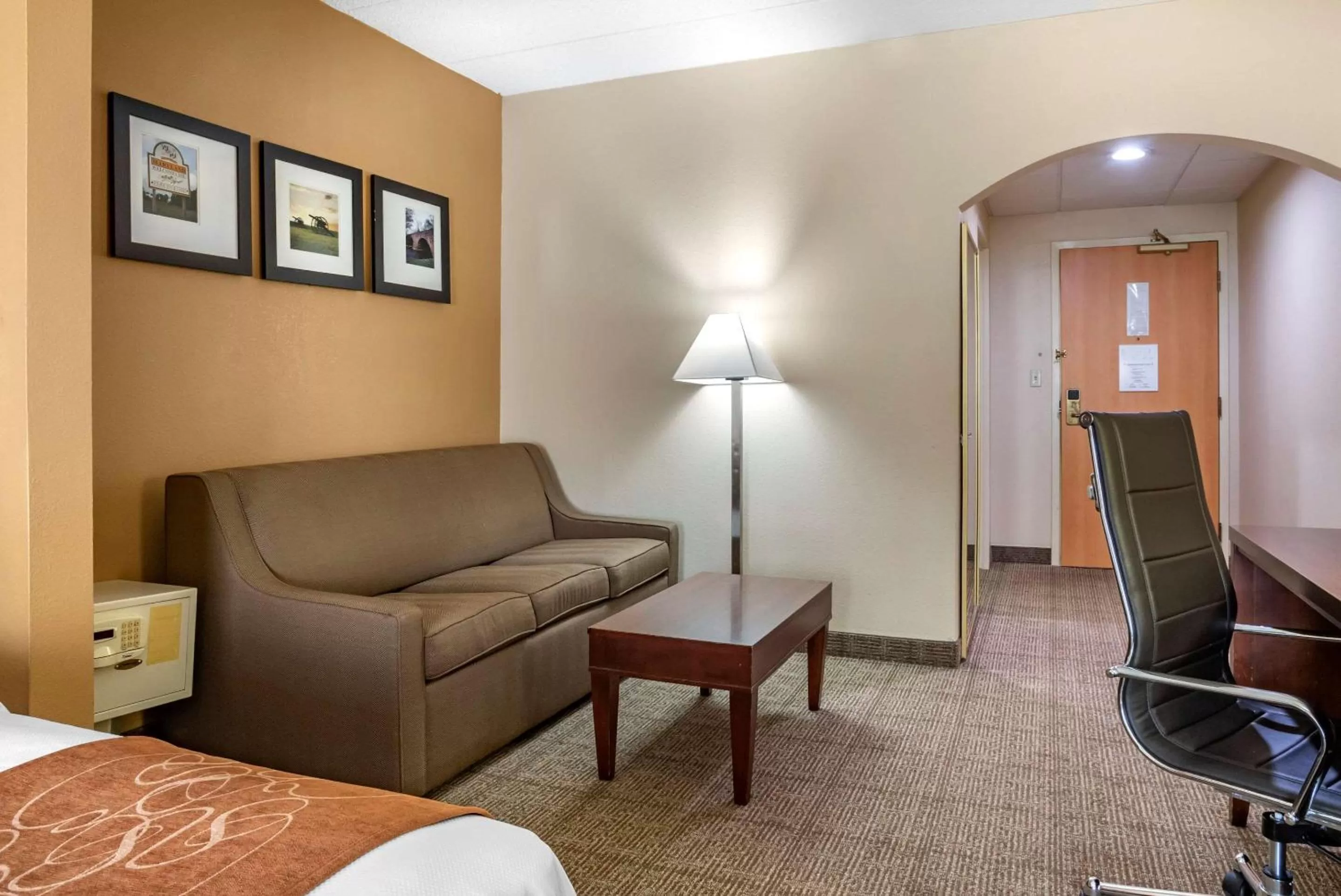 Bedroom in Comfort Suites Hagerstown