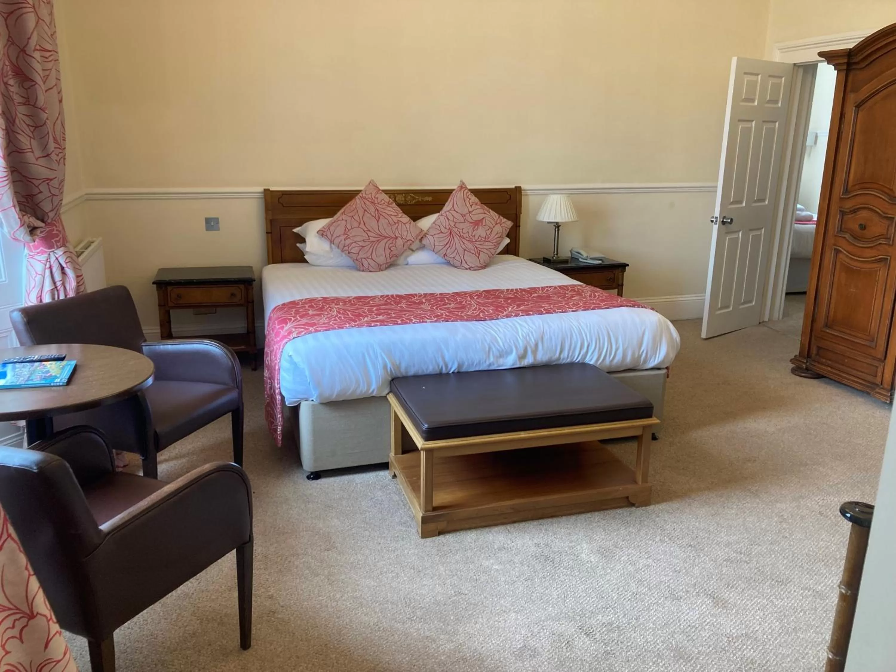 Bedroom, Bed in Abbey Sands Hotel