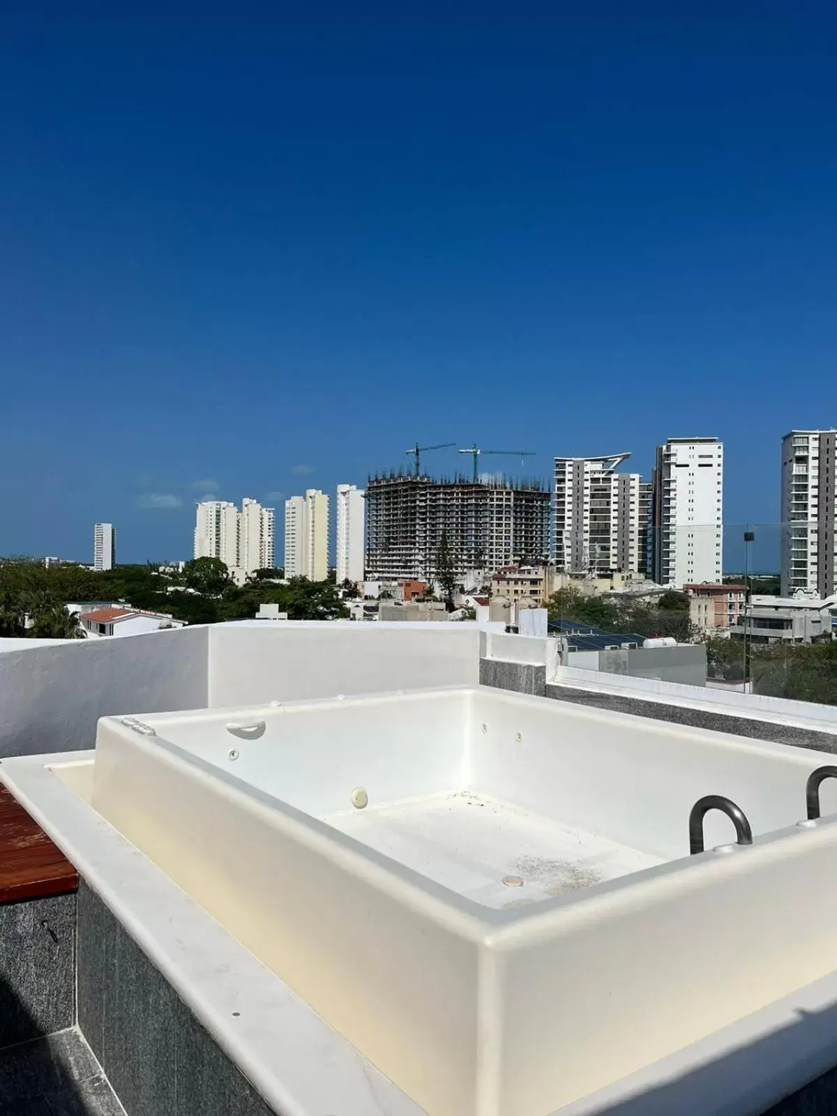 Swimming pool in Hotel Plaza Kokai Cancún