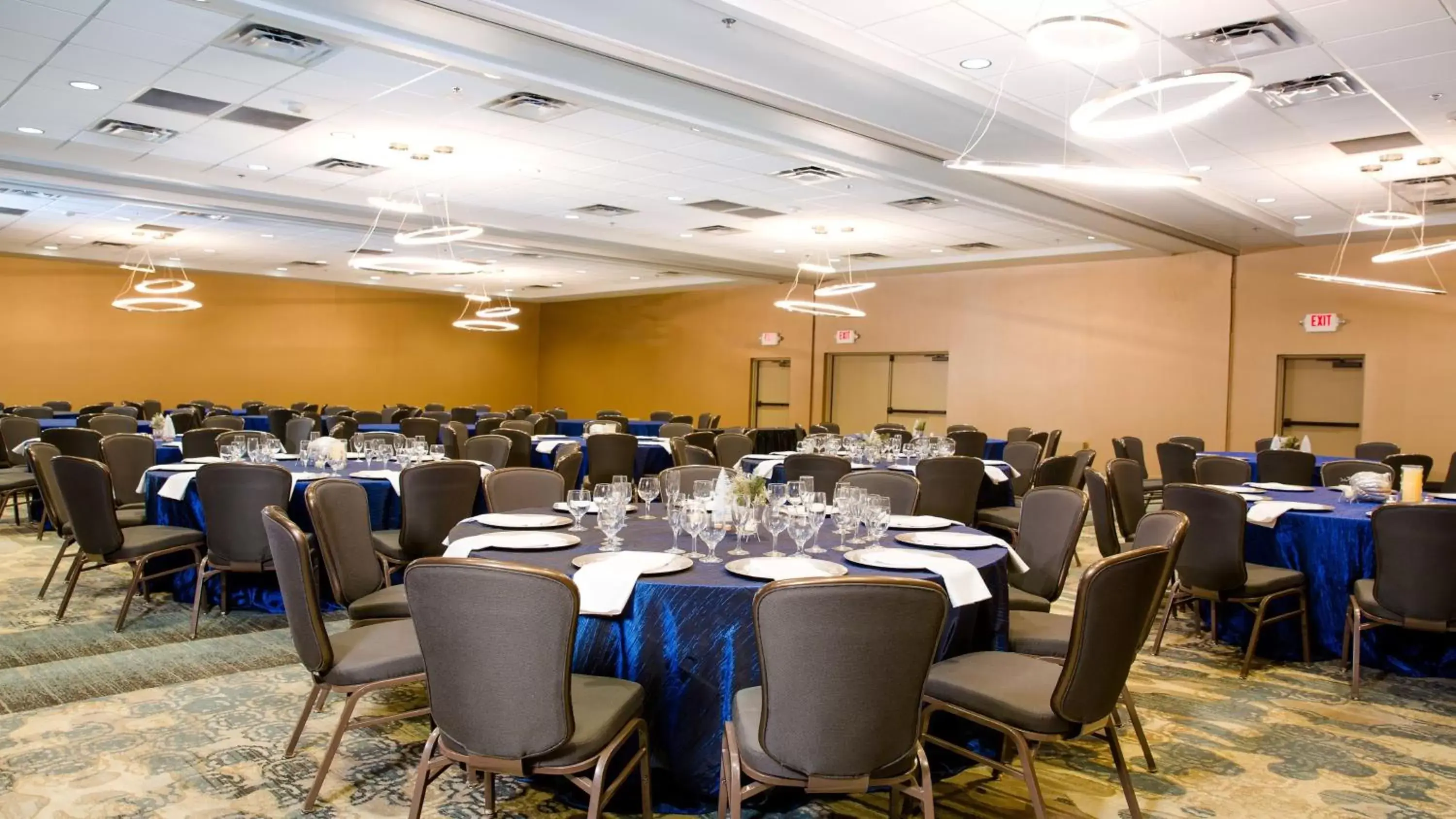 Meeting/conference room, Restaurant/Places to Eat in Holiday Inn and Suites Phoenix Airport North, an IHG Hotel