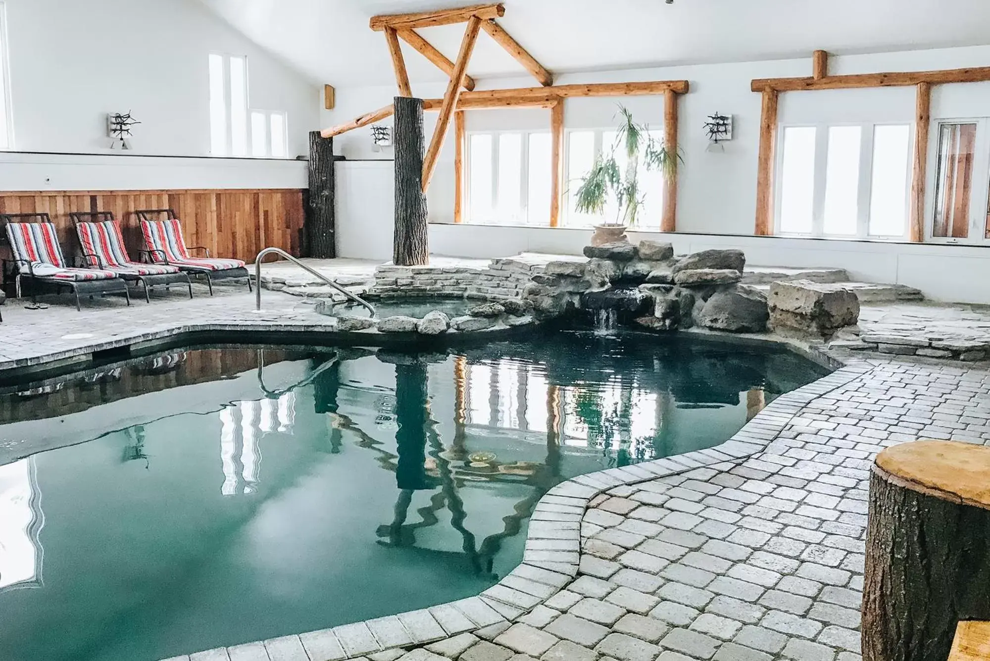 Hot Spring Bath, Swimming Pool in Le Baluchon Éco-villégiature