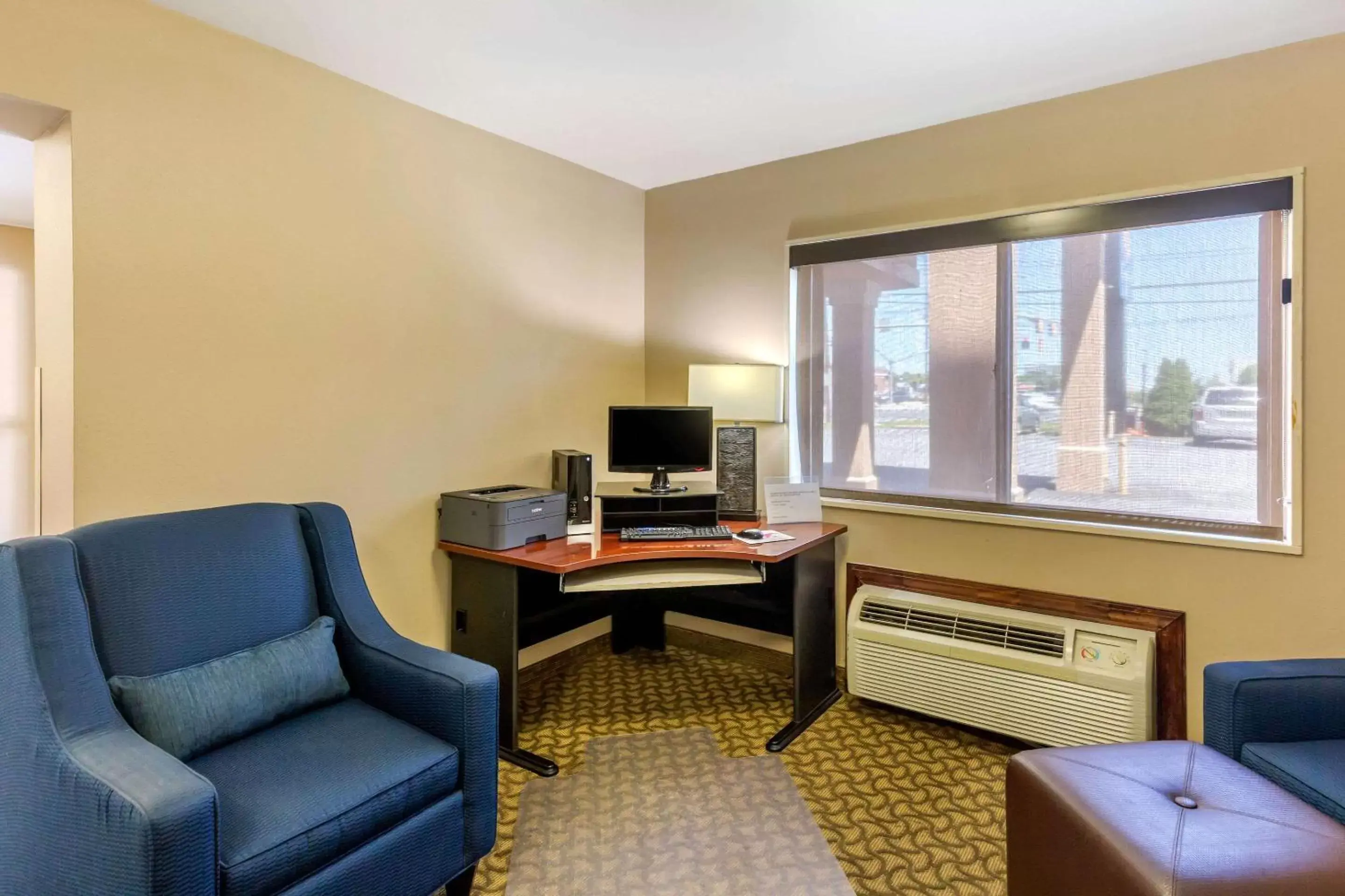 On site, TV/Entertainment Center in Comfort Inn Red Horse Frederick