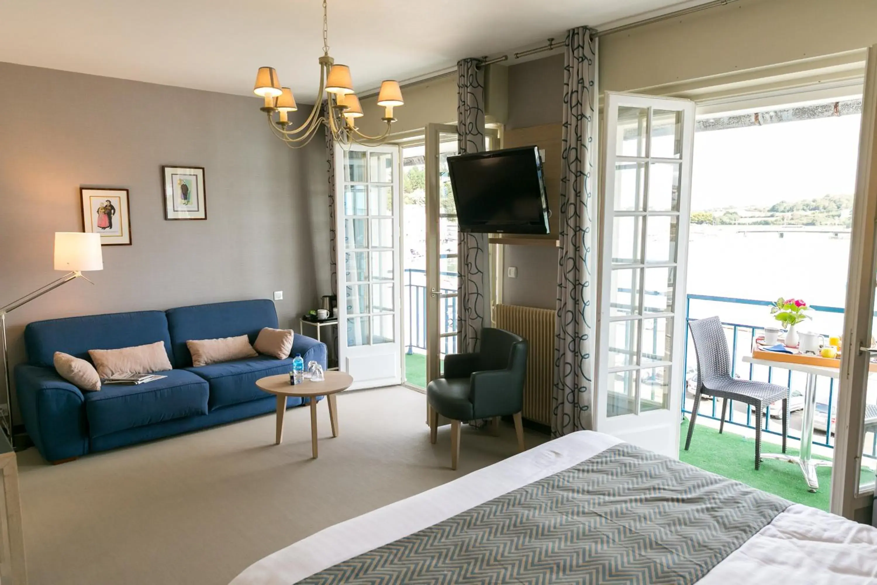 Photo of the whole room, Seating Area in Hôtel Le Goyen