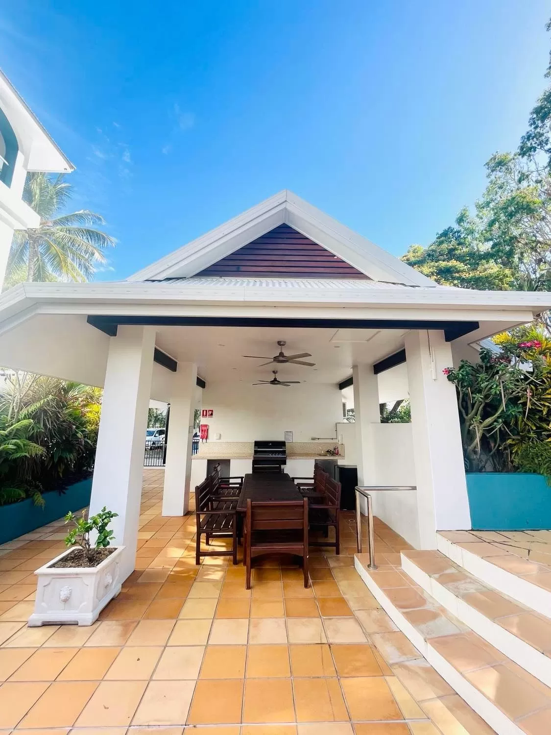 BBQ facilities in BeachView Apartments at Villa Paradiso