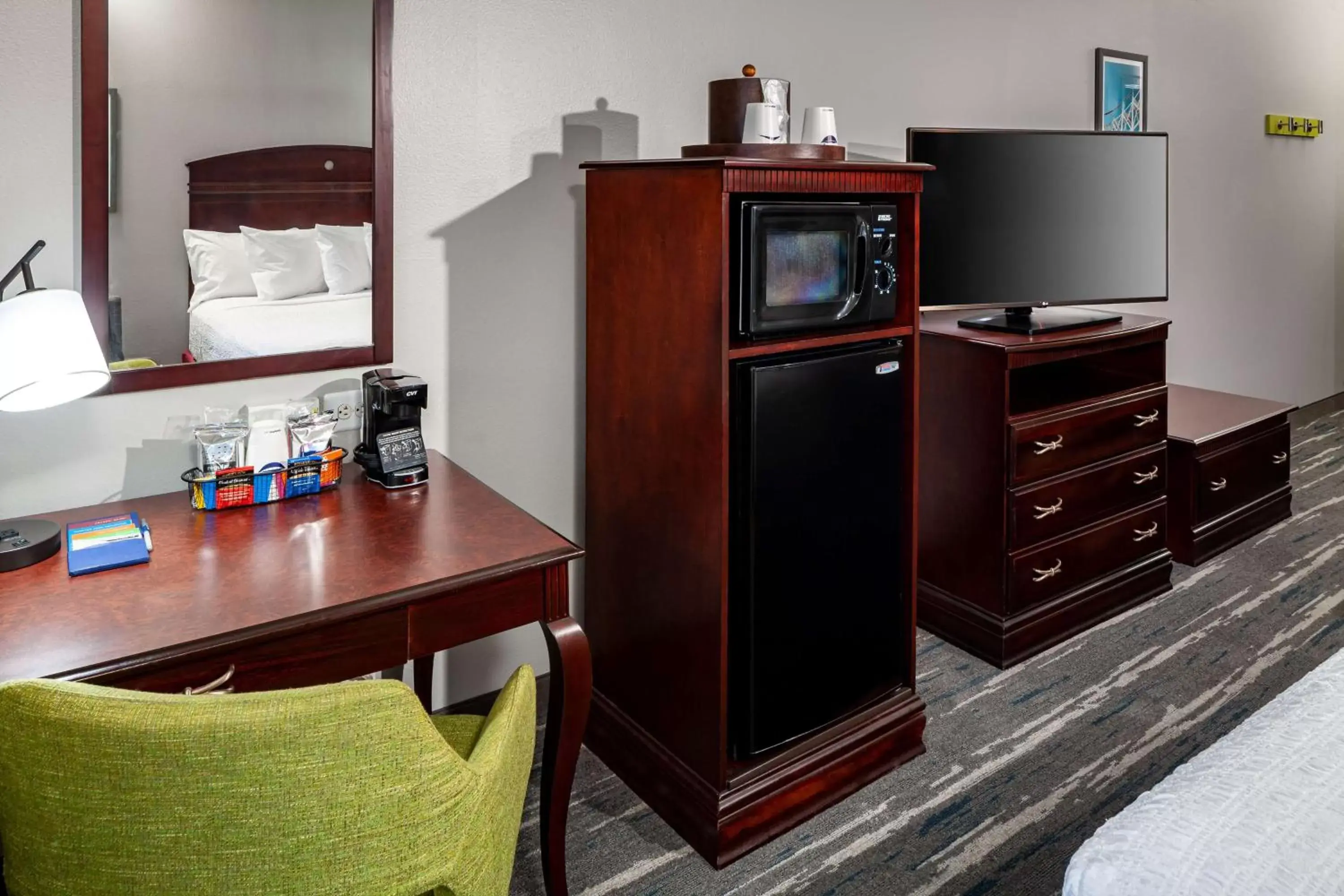 Bedroom, TV/Entertainment Center in Hampton Inn & Suites Texarkana