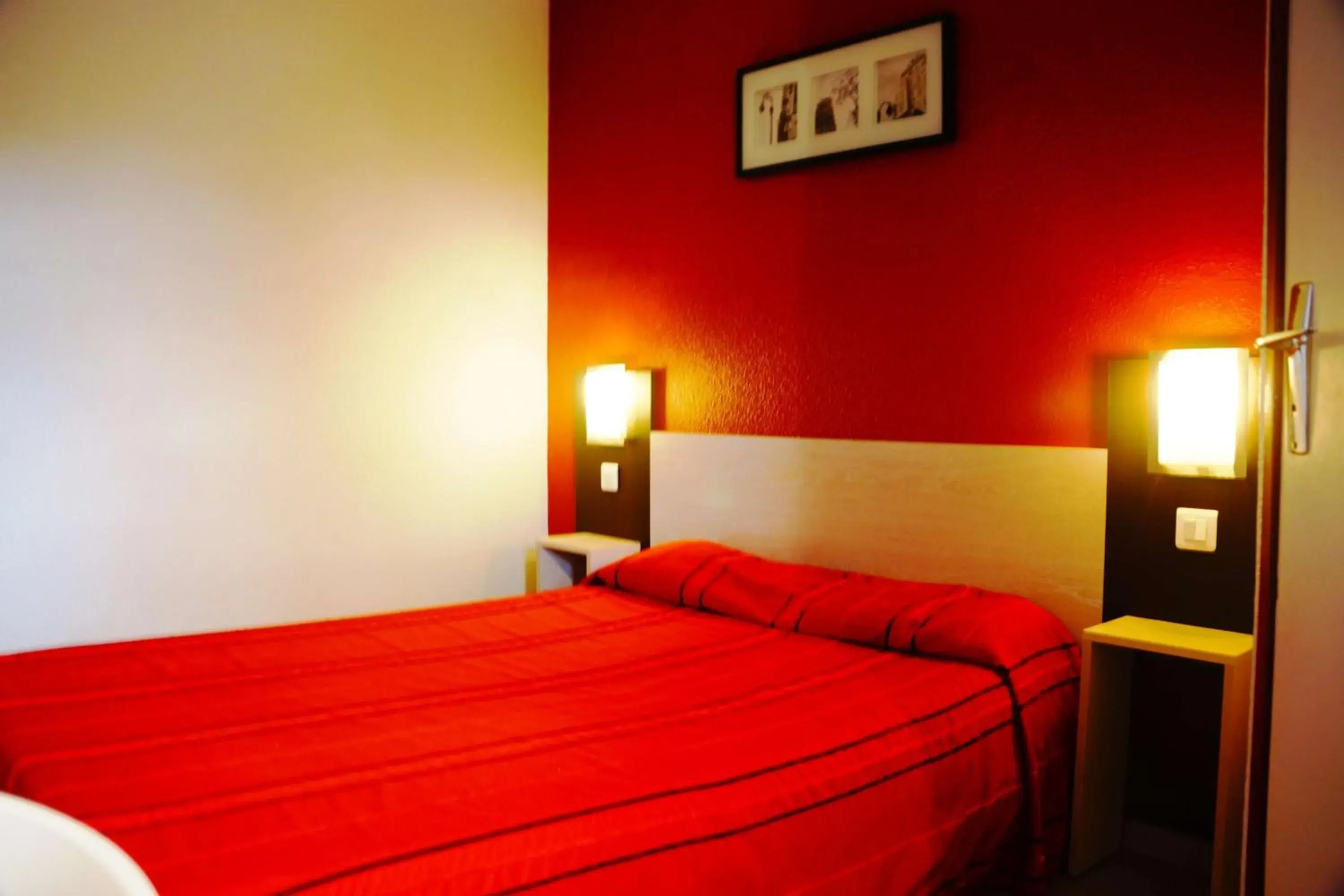 Bedroom, Bed in Brit Hotel Essentiel Sète / Balaruc