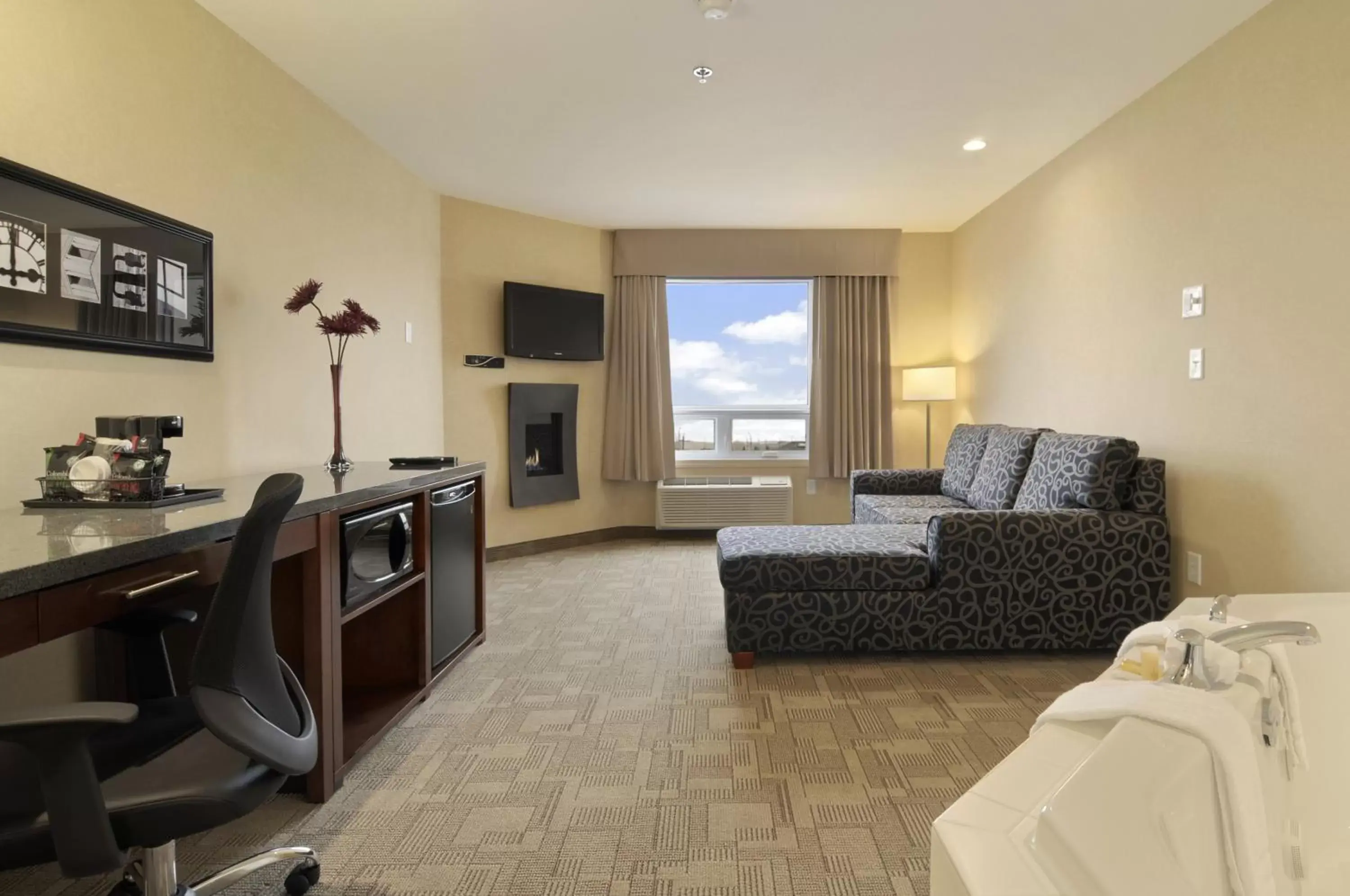 Bedroom in Days Inn by Wyndham Regina Airport West