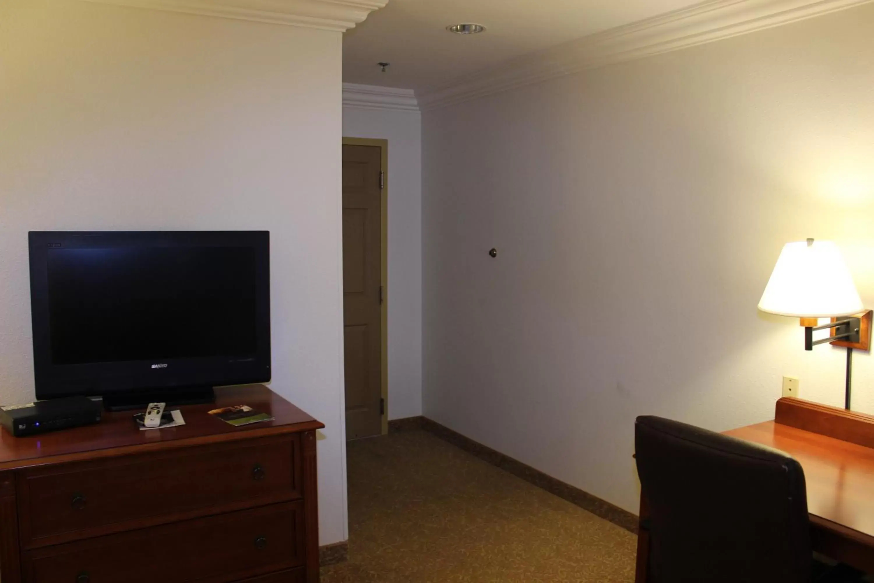 Living room, TV/Entertainment Center in Country Inn & Suites by Radisson, Nashville, TN