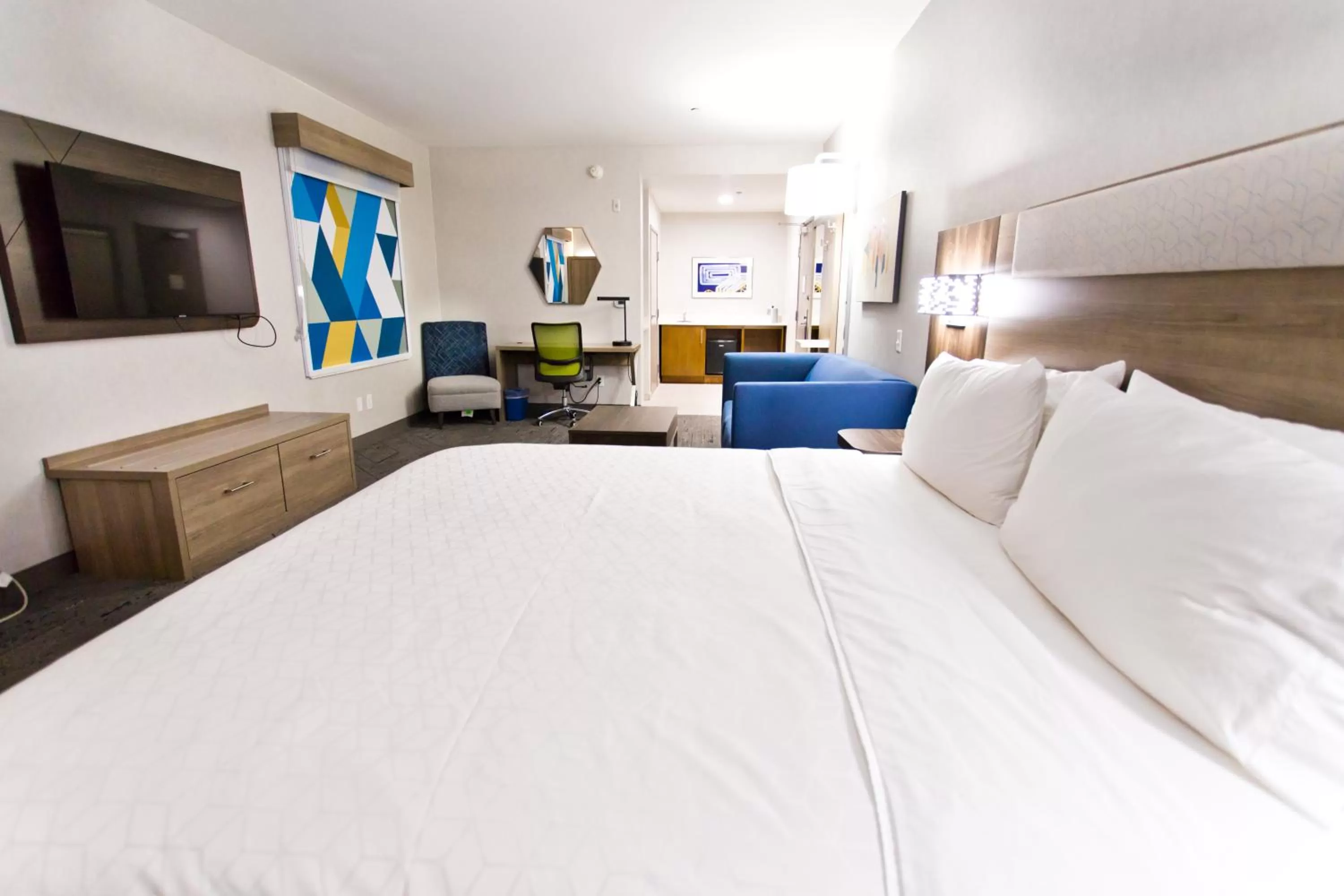 Bedroom, Bed in Holiday Inn Express & Suites Sacramento NE Cal Expo by IHG
