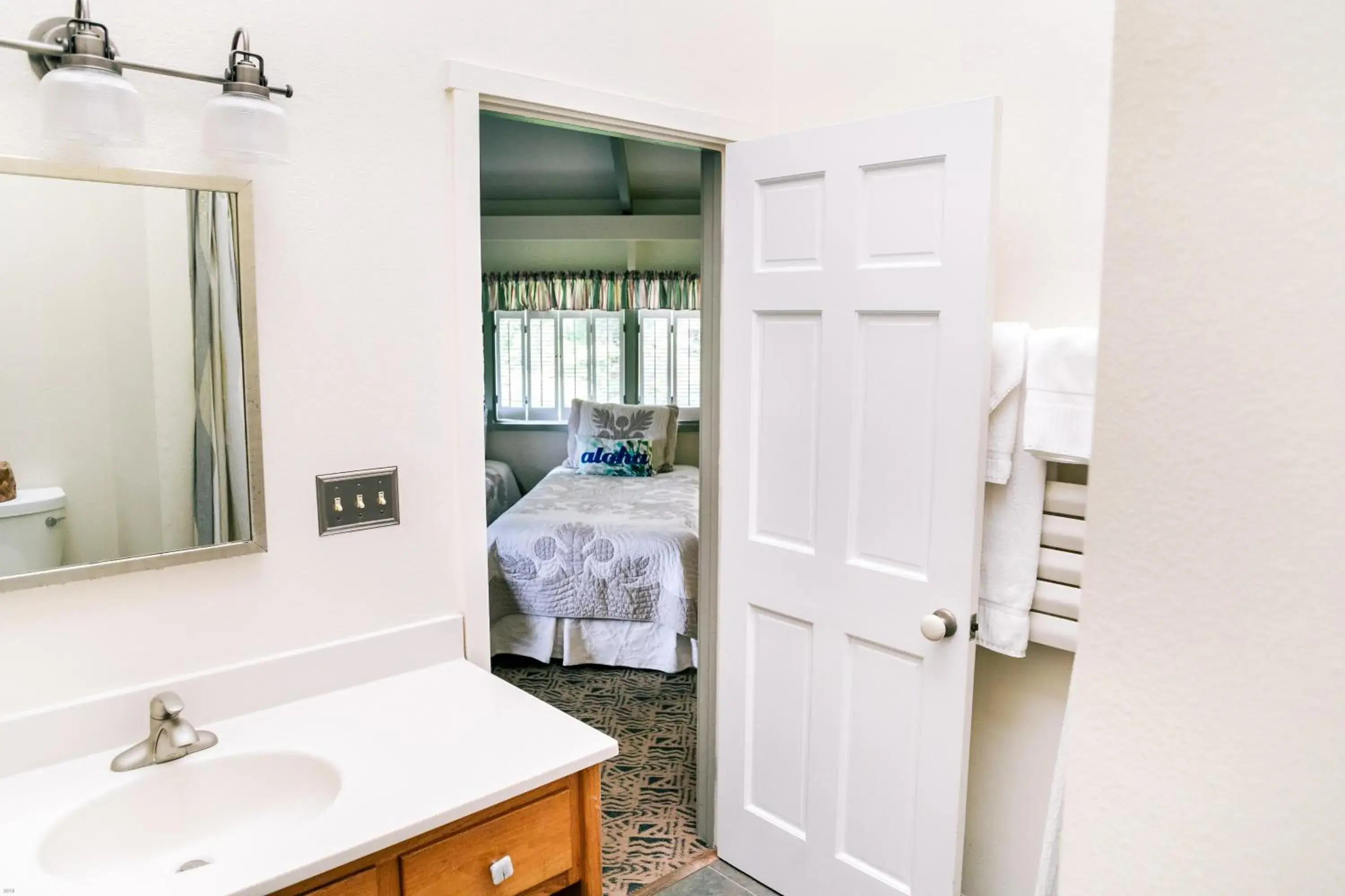 Bathroom in Kilauea Lodge and Restaurant