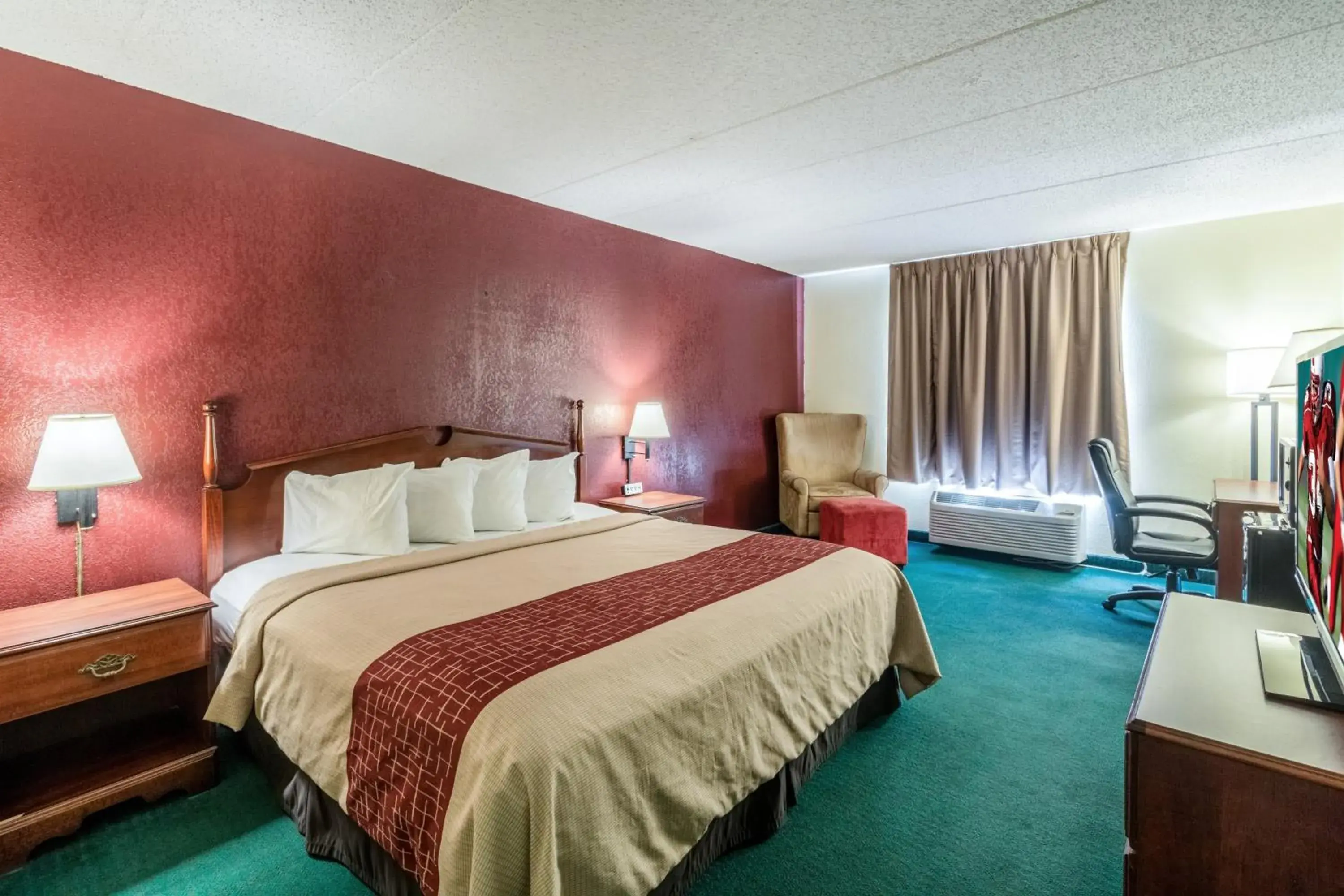 Photo of the whole room, Bed in Red Roof Inn Morehead