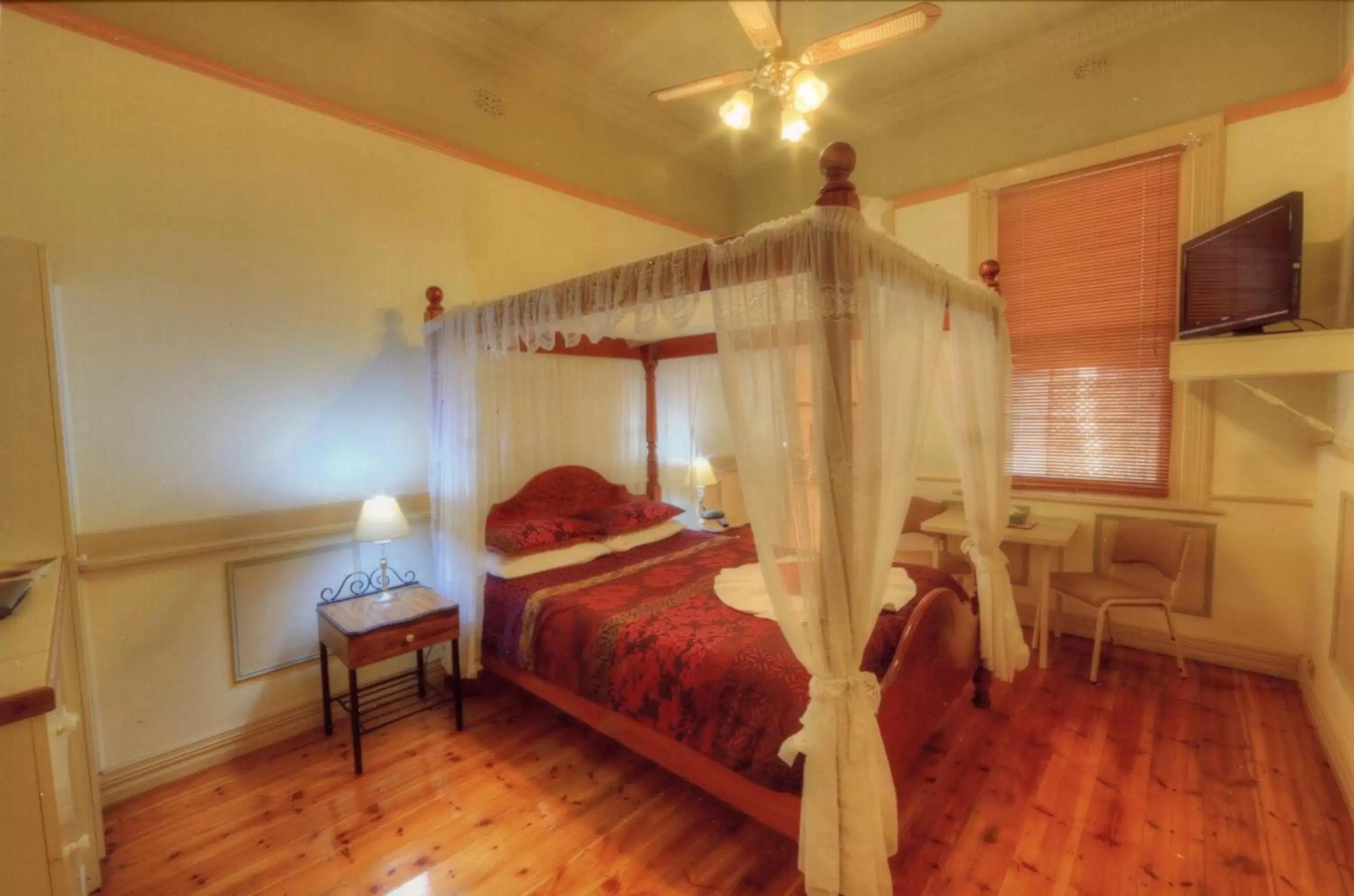 Photo of the whole room, Bunk Bed in The Lodge Outback Motel