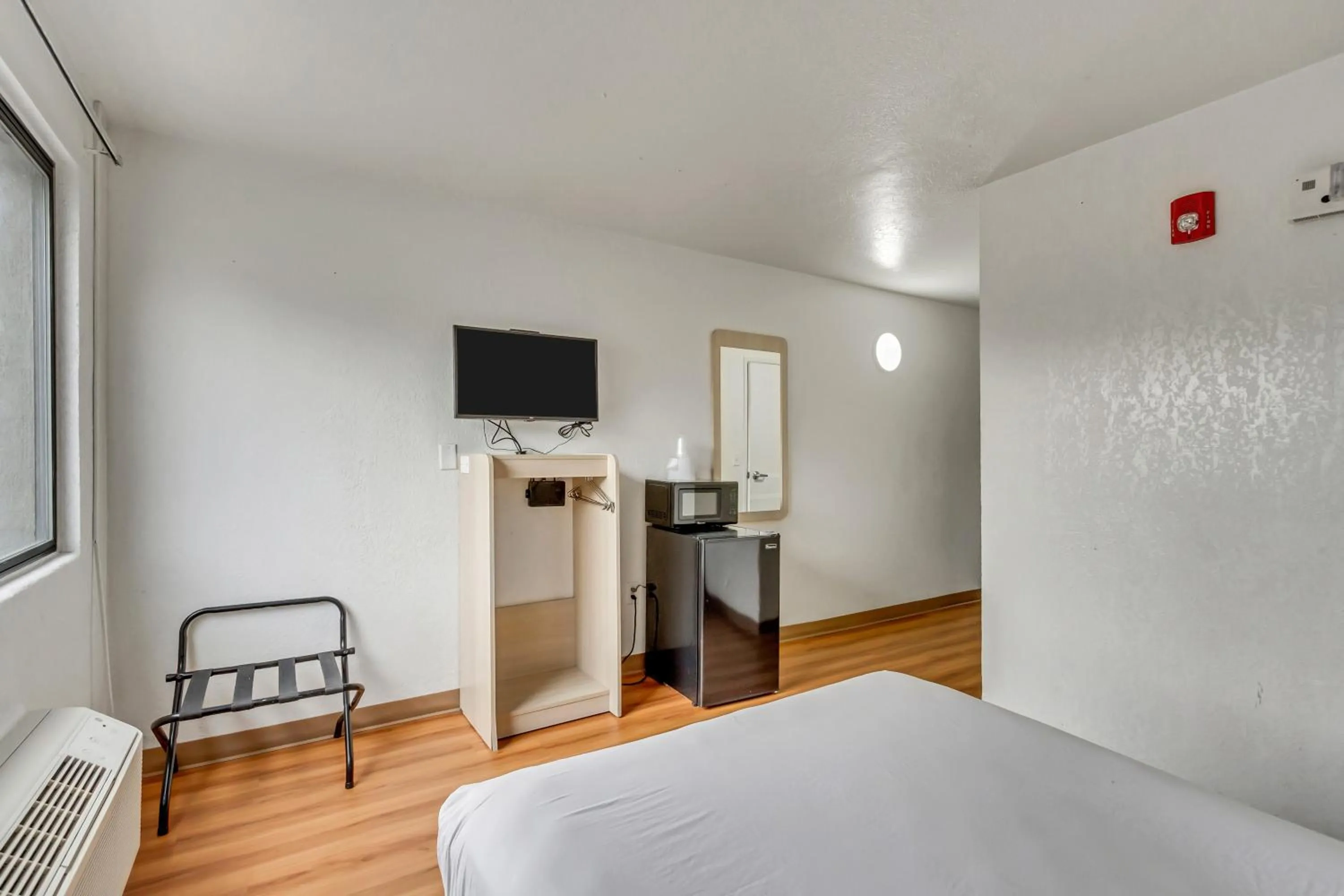 Photo of the whole room, Bed in Motel 6 Ogden, UT- Downtown