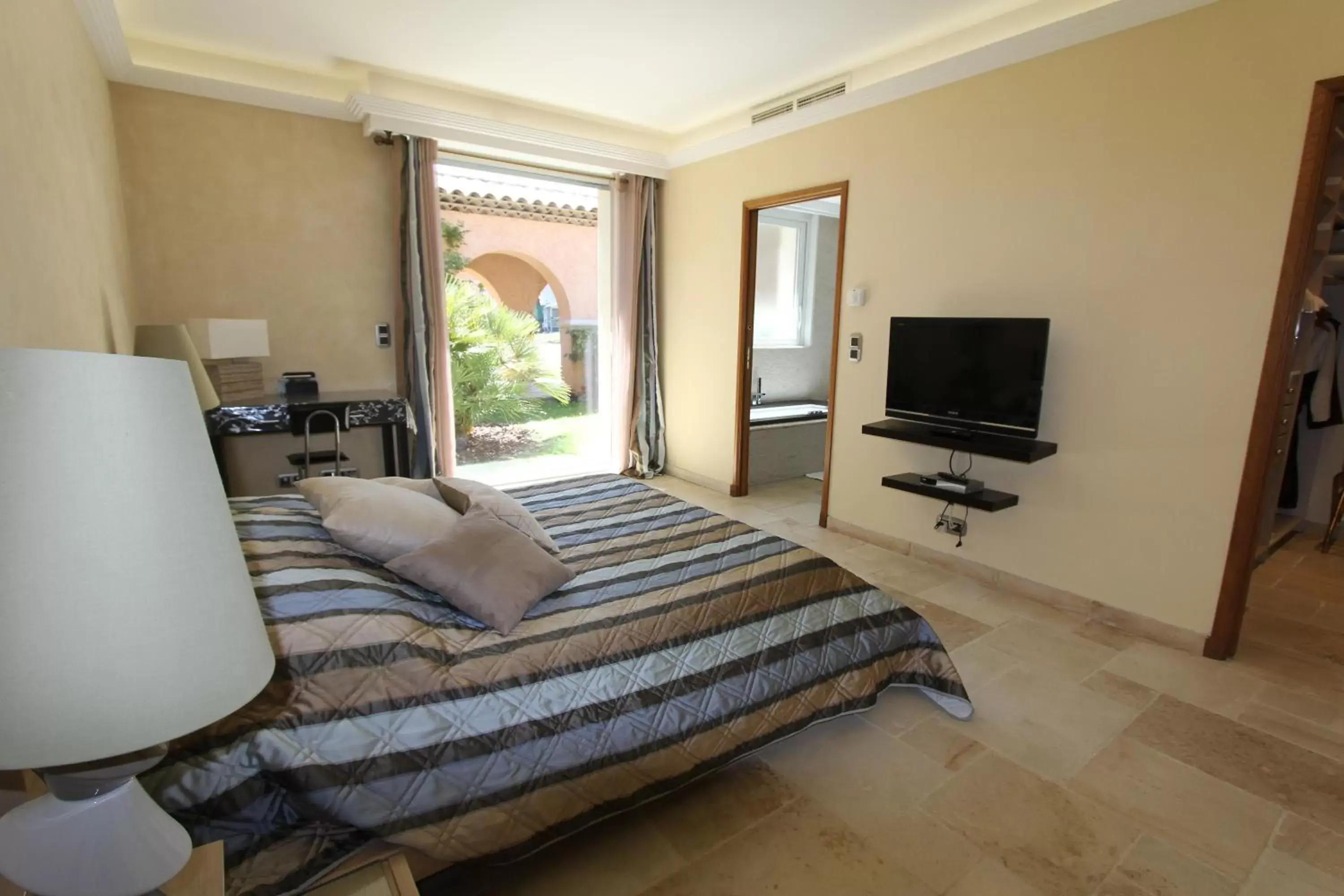 Queen Room with Spa Bath in Chambre d'hôte "HAVRE DE PAIX" Prestige jacuzzi, hammam, sauna, PISCINE Mougins Cannes Grasse Queen Room with Spa Bath in Chambre d'hôte "HAVRE DE PAIX" Prestige jacuzzi, hammam, sauna, PISCINE Mougins Cannes Grasse