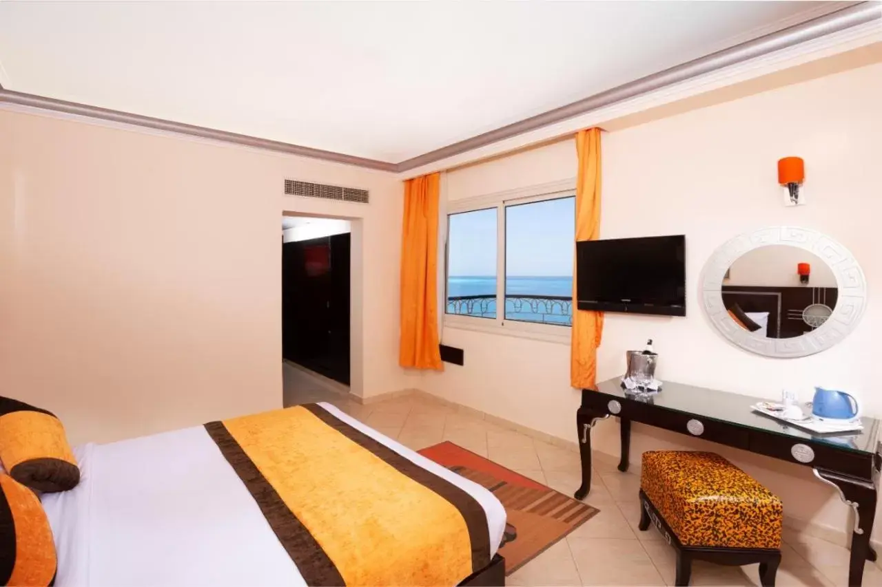 Communal lounge/ TV room, TV/Entertainment Center in Sphinx Aqua Park Beach Resort