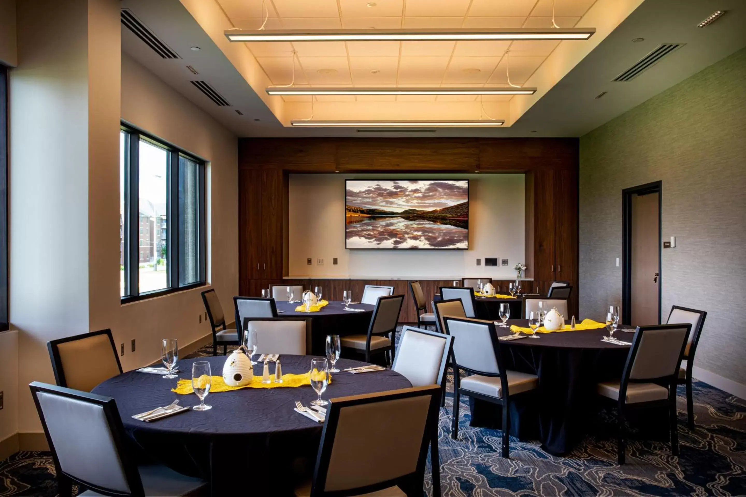 Meeting/conference room, Restaurant/Places to Eat in Hotel Maverick