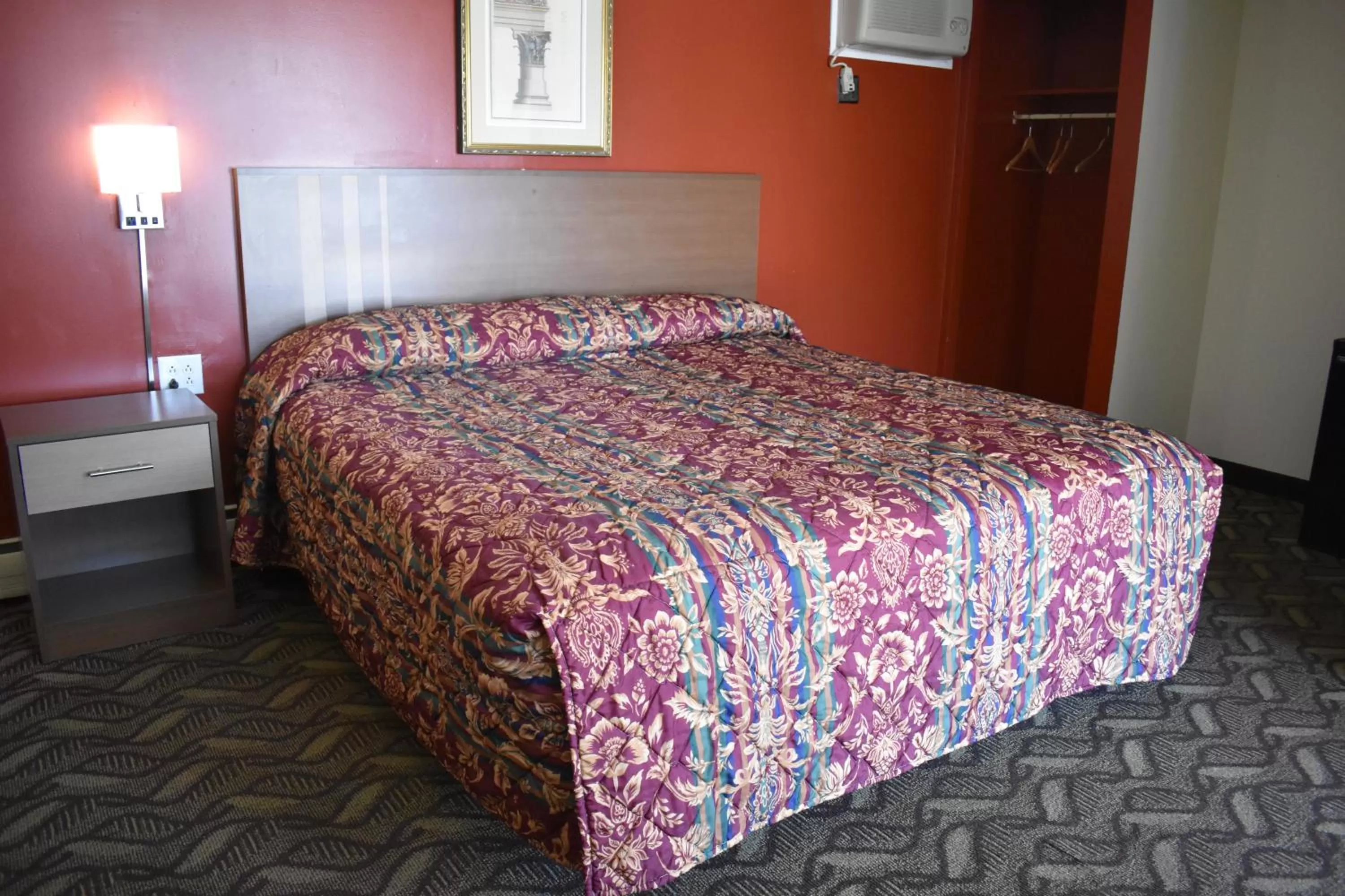 Bed in South Hills Motel