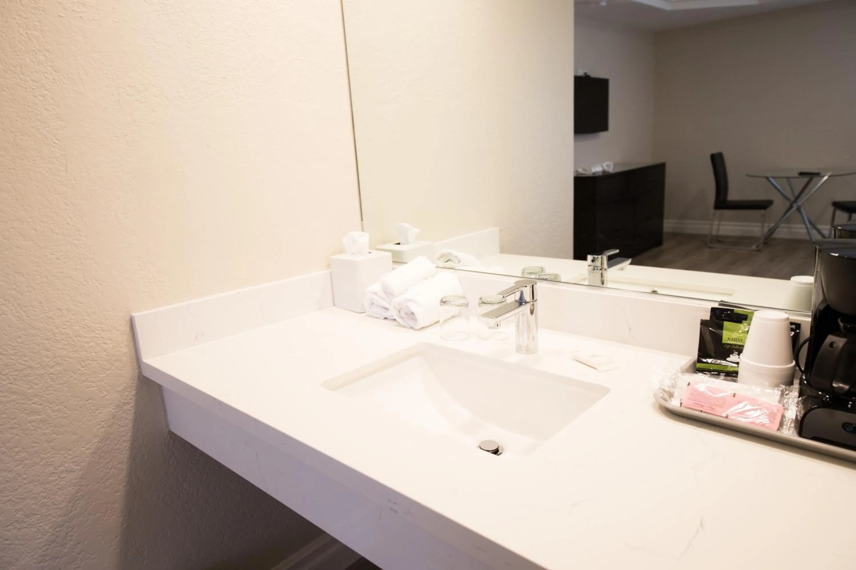 Wilshire Crest Hotel