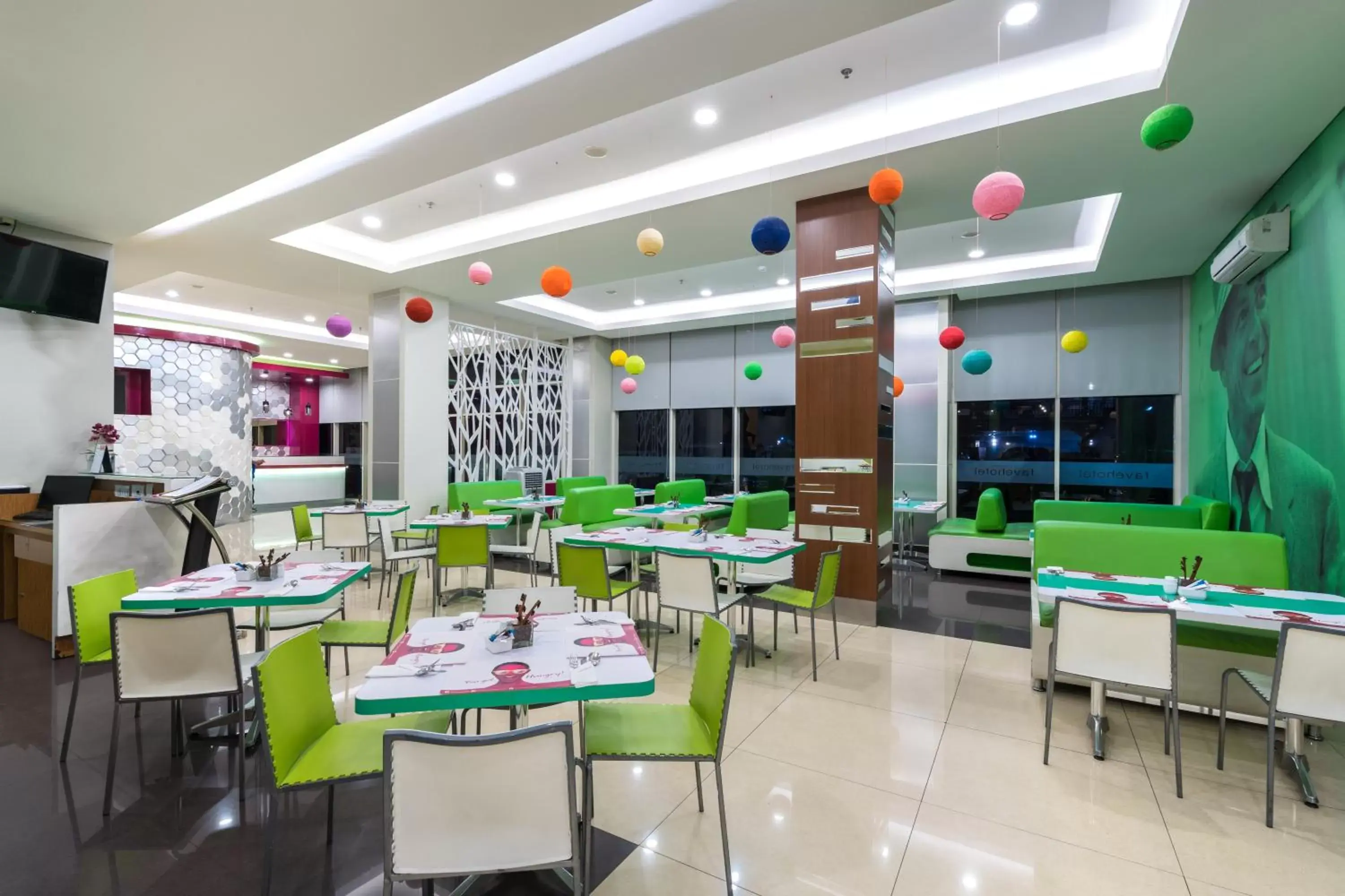 Restaurant/Places to Eat in favehotel Padjajaran Bogor