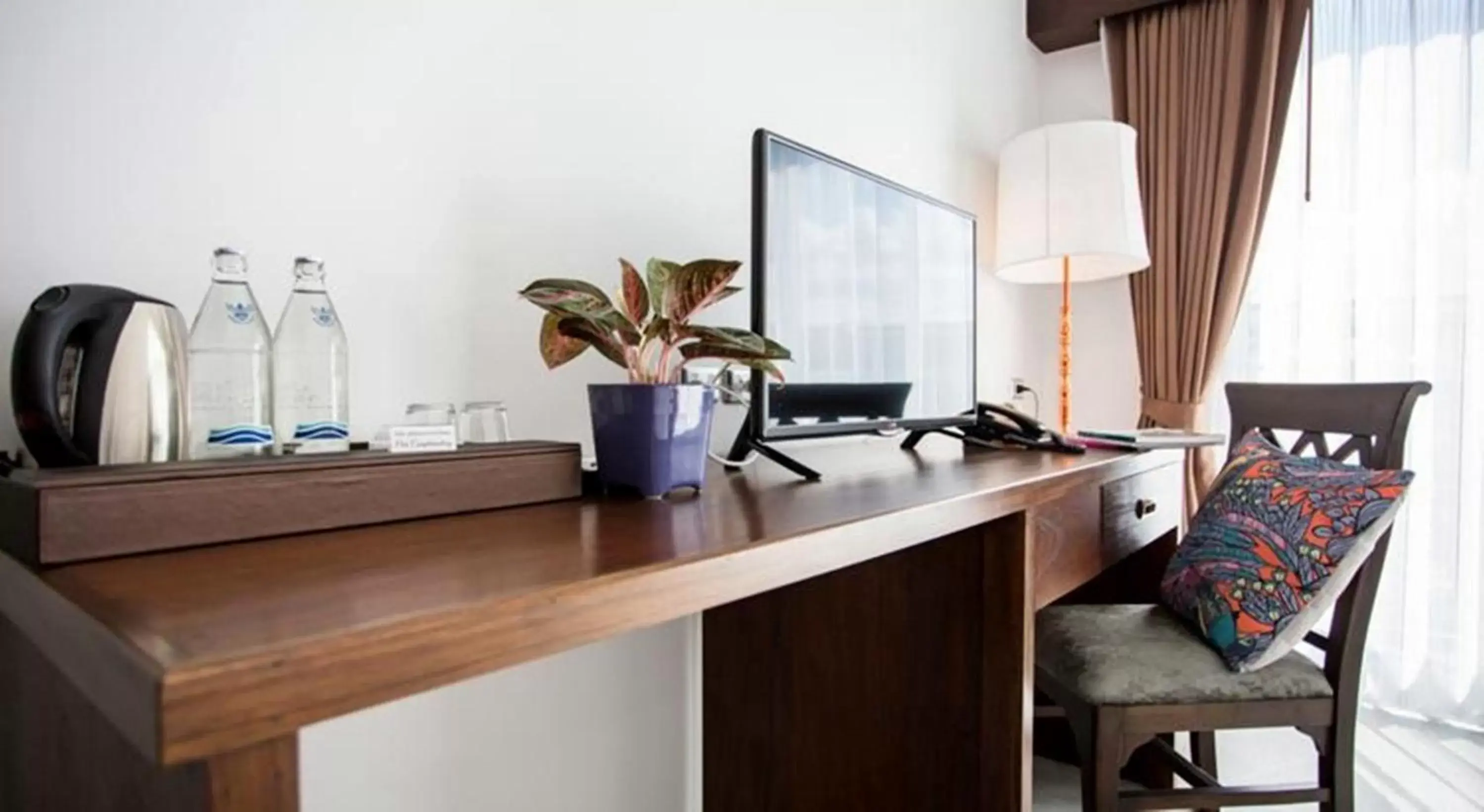 Coffee/tea facilities, Kitchen/Kitchenette in The Bridge Residence Hotel