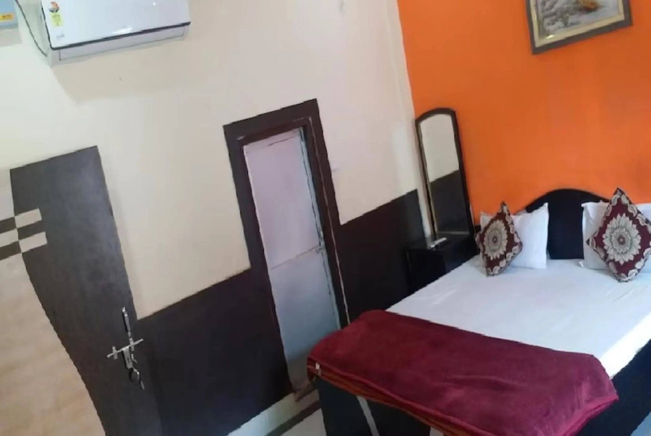 Bed in Goroomgo New Ashiyana Palace Varanasi