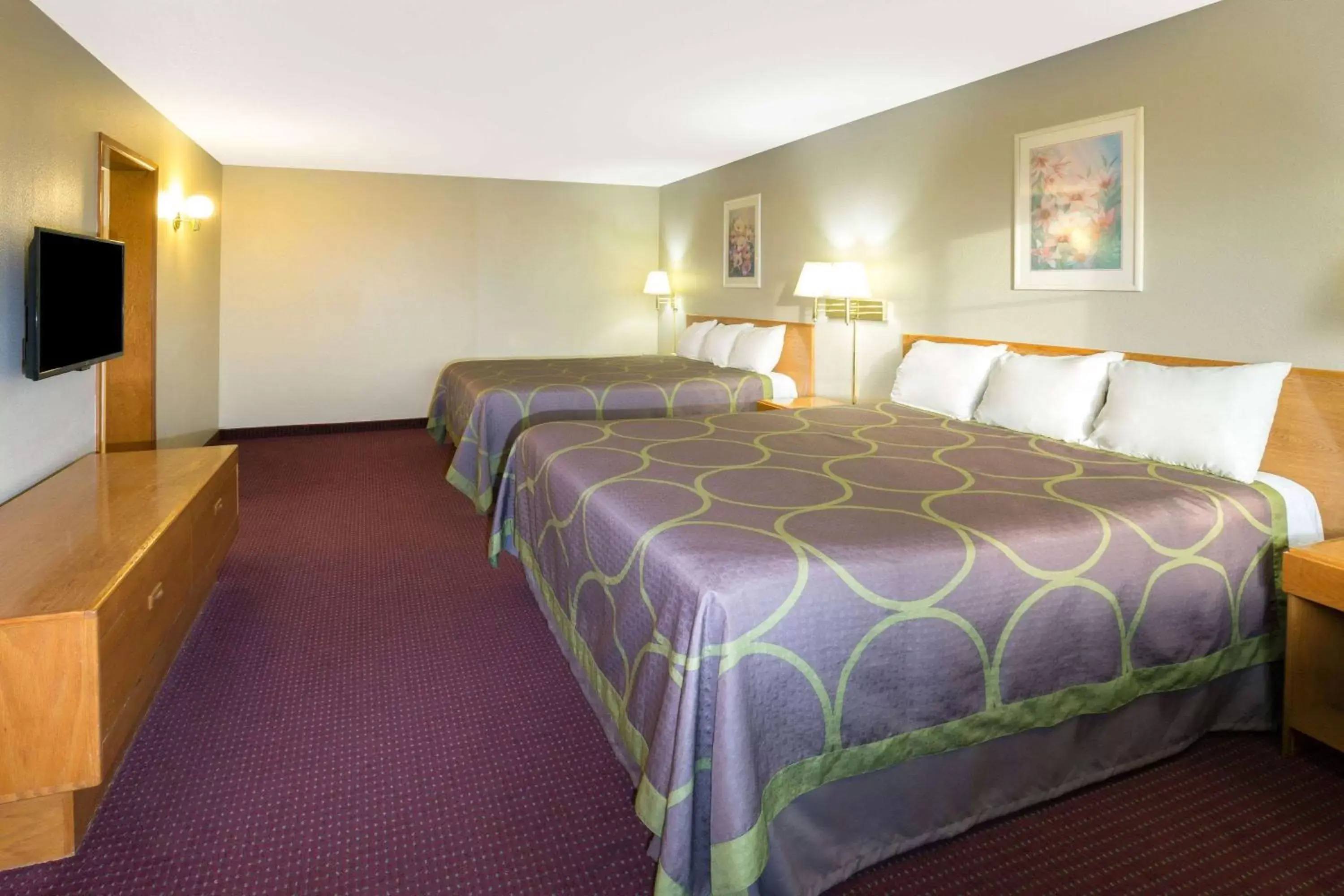 Photo of the whole room, Bed in Super 8 by Wyndham Crescent City