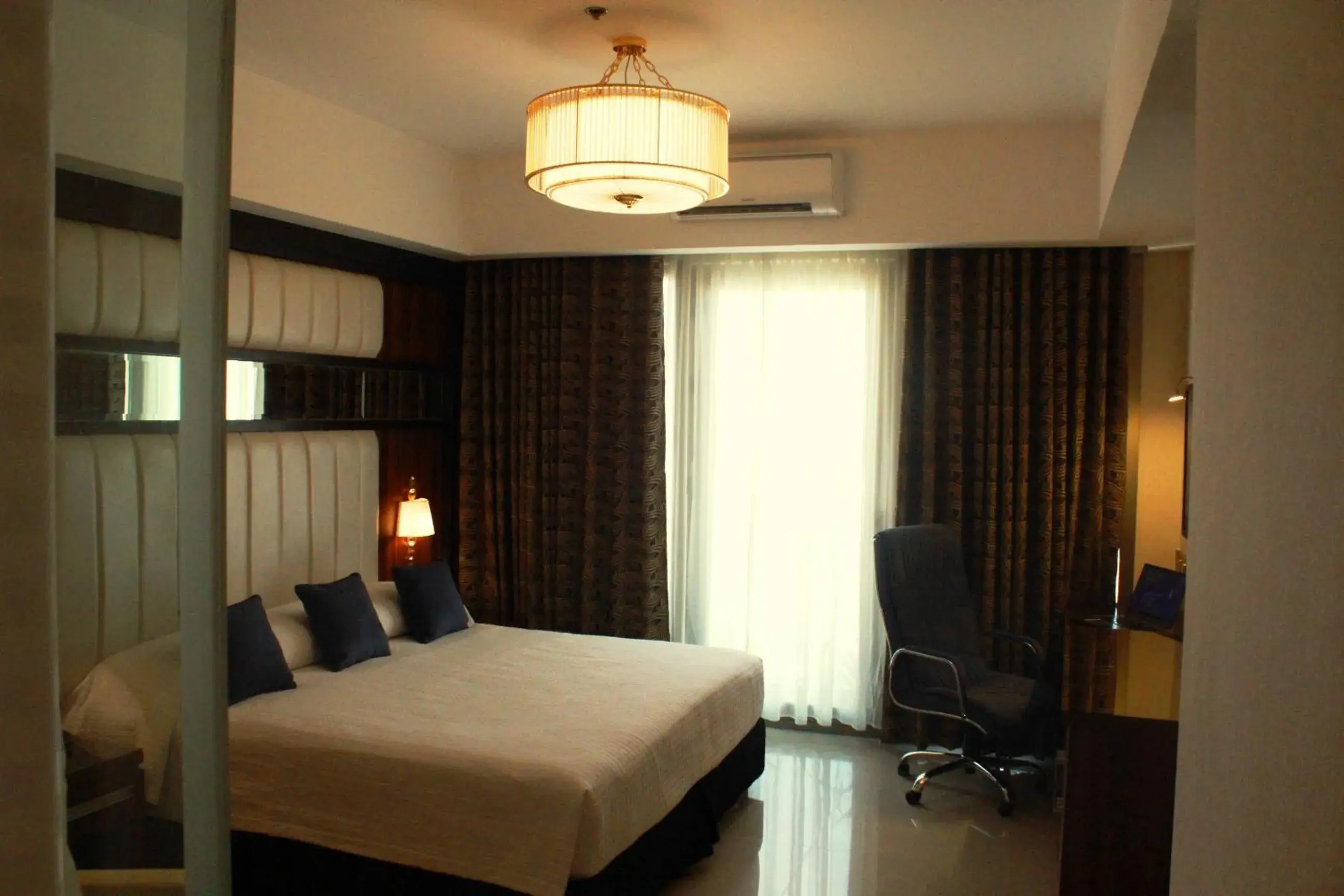 Bedroom, Bed in Central Park Tower Resort