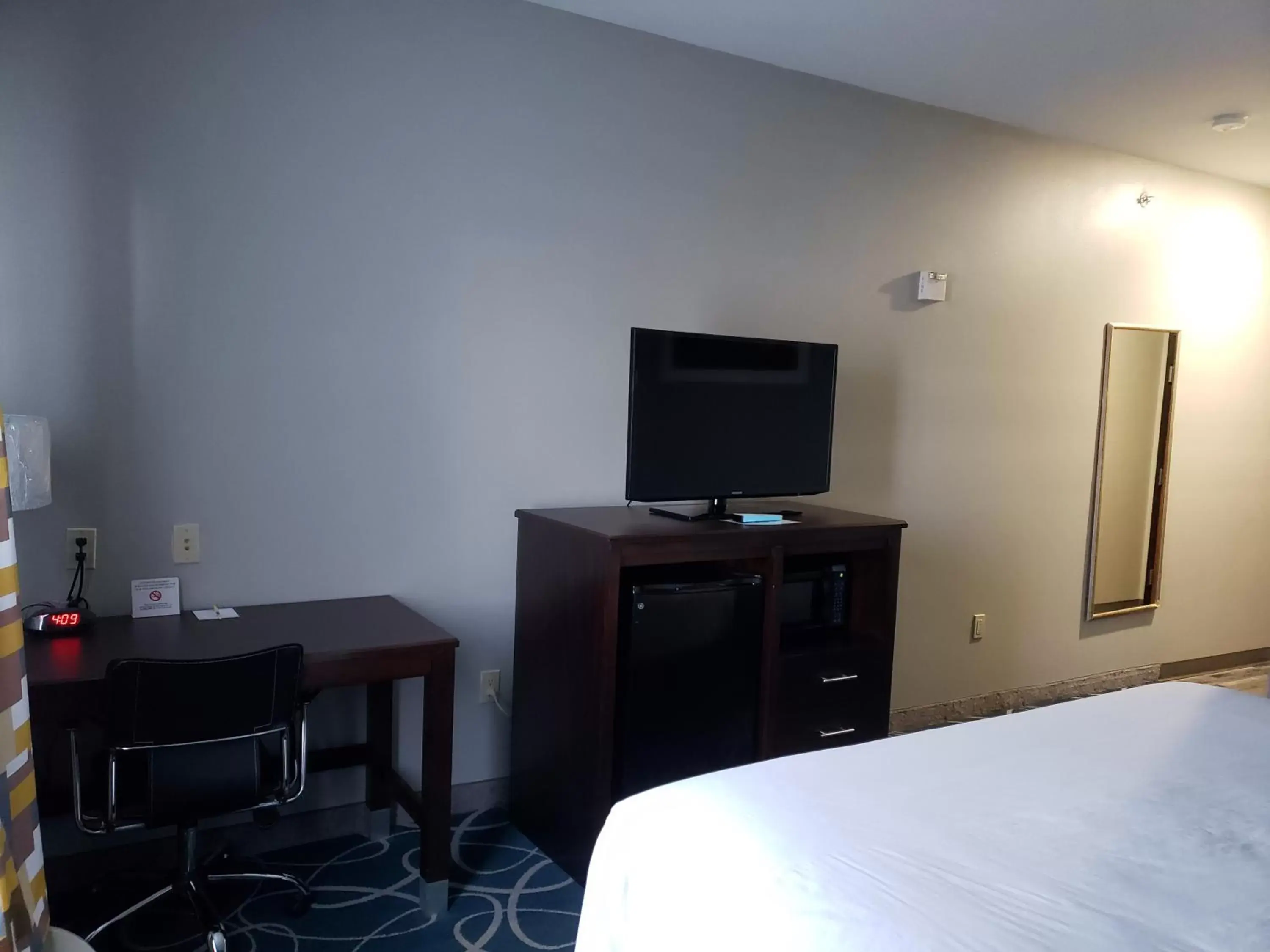 TV and multimedia, TV/Entertainment Center in Days Inn & Suites by Wyndham Cleburne TX