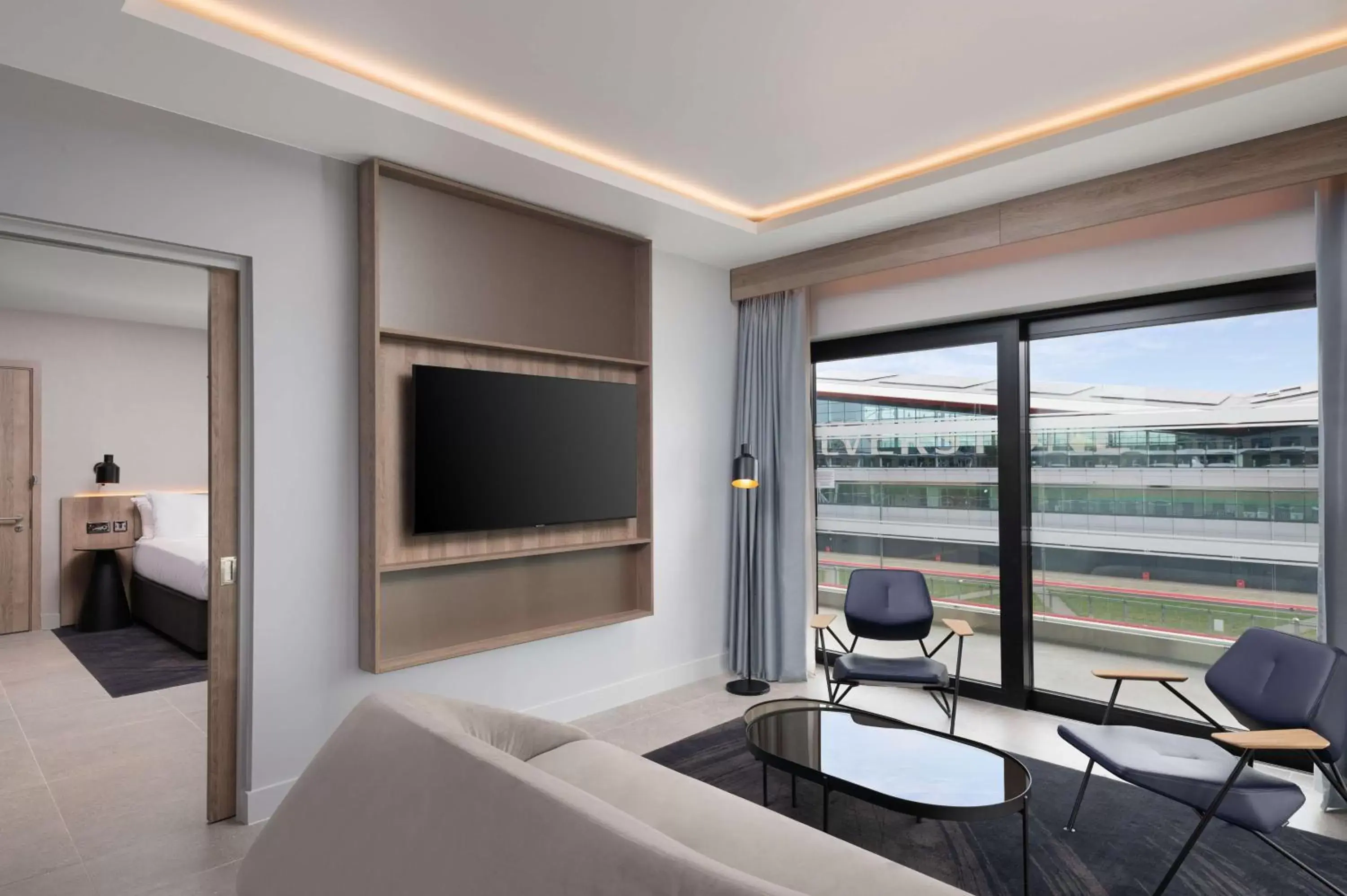 Living room, TV/Entertainment Center in Hilton Garden Inn Silverstone