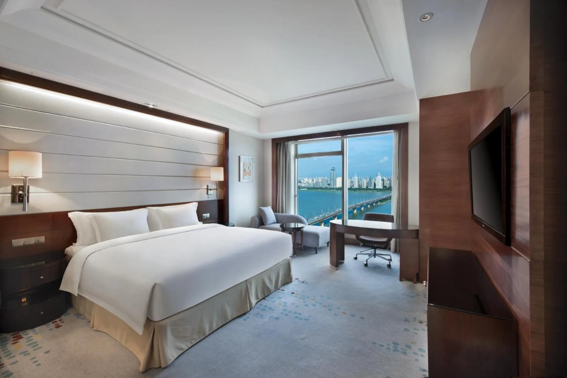 Bedroom, Bed in Crowne Plaza Nanchang Riverside, an IHG Hotel