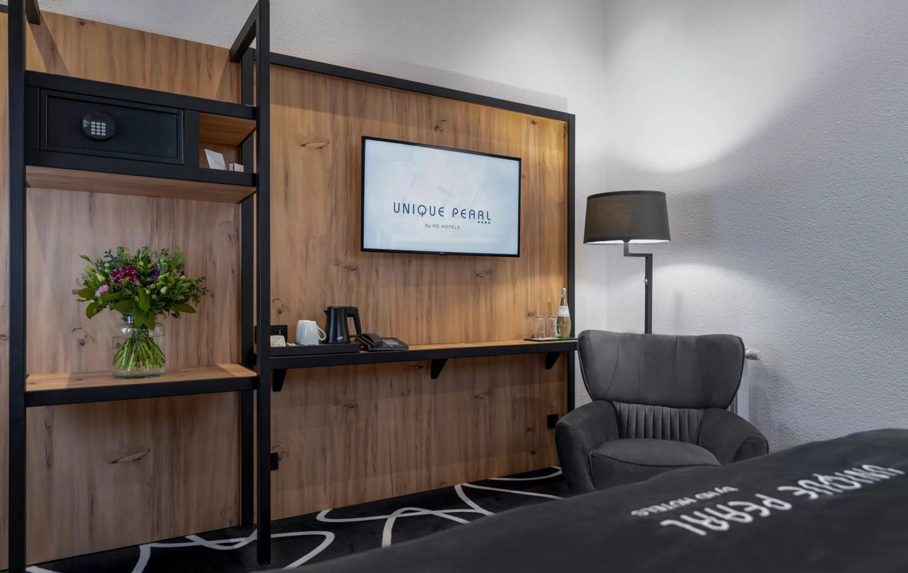 Seating area, Bed in Hotel Unique Pearl