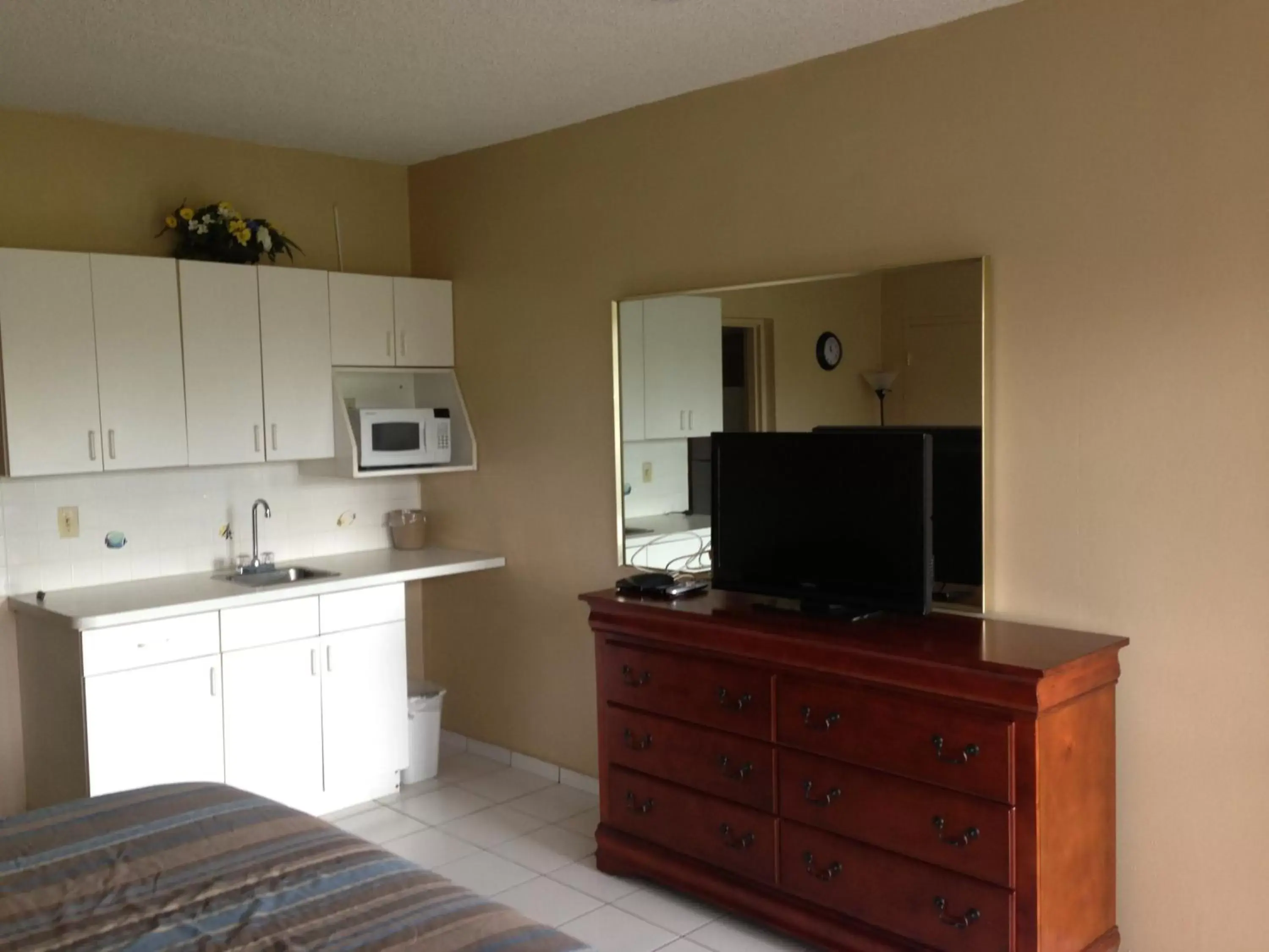 TV and multimedia, TV/Entertainment Center in Knights Inn Hallandale