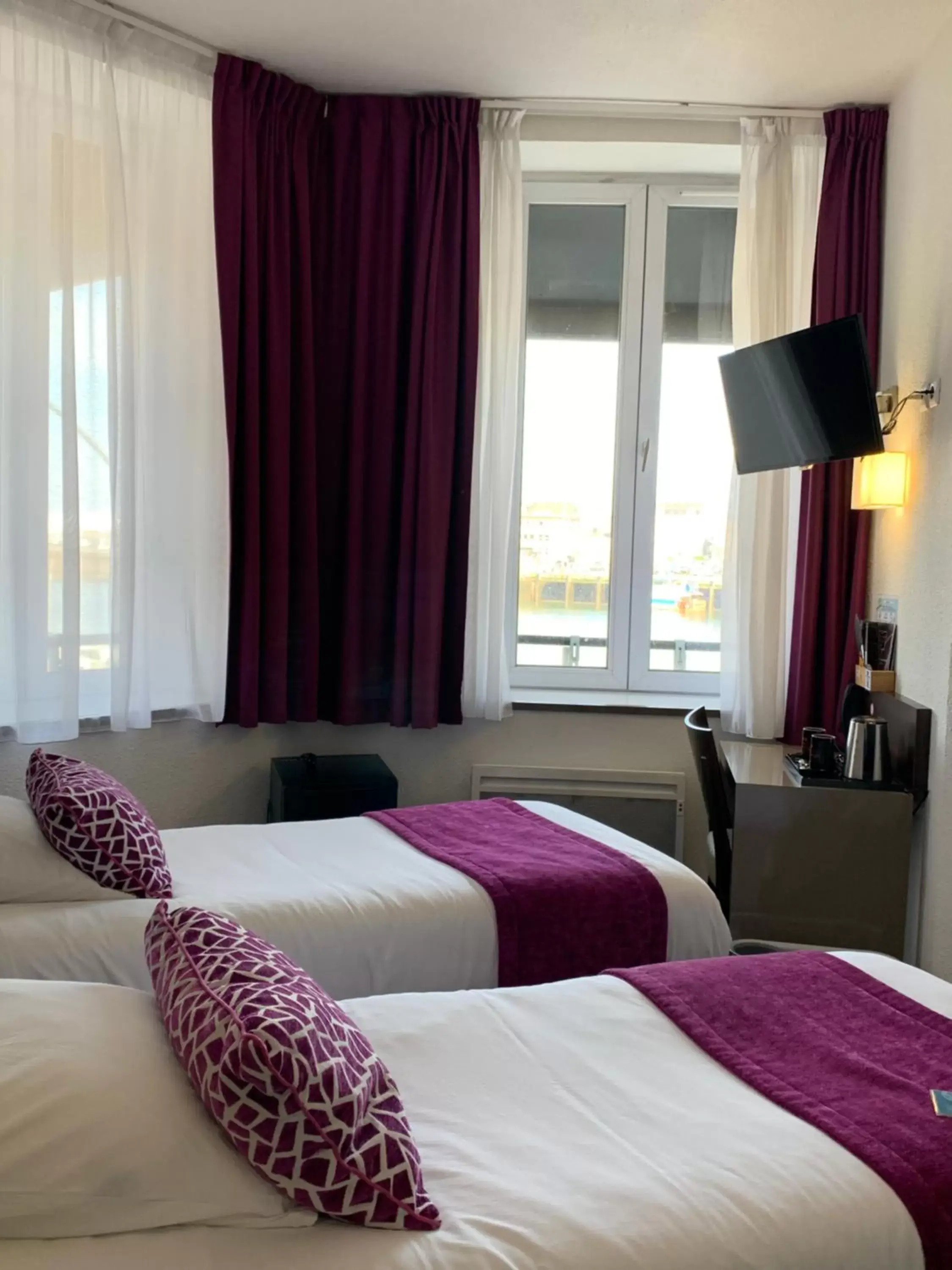 Sea view, Bed in Ambassadeur Hotel - Cherbourg Port de Plaisance