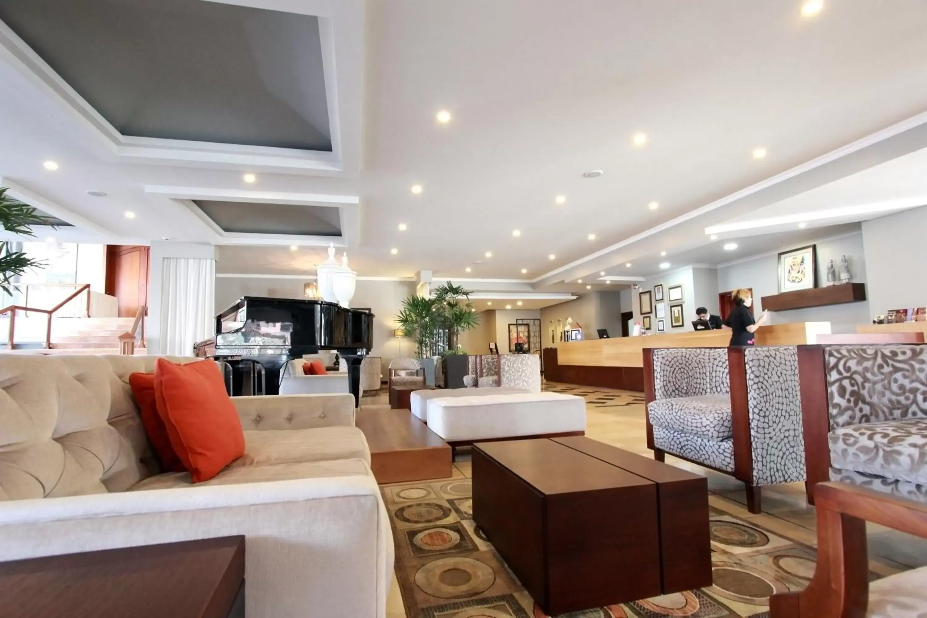 Lobby or reception, Lounge/Bar in Oro Verde Cuenca