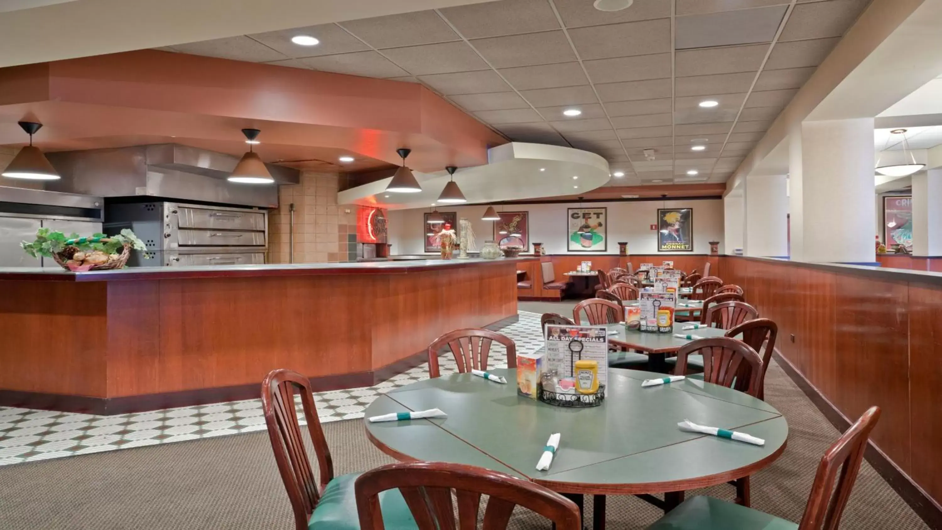 Restaurant/Places to Eat in Holiday Inn Hotel & Suites Overland Park-West, an IHG Hotel