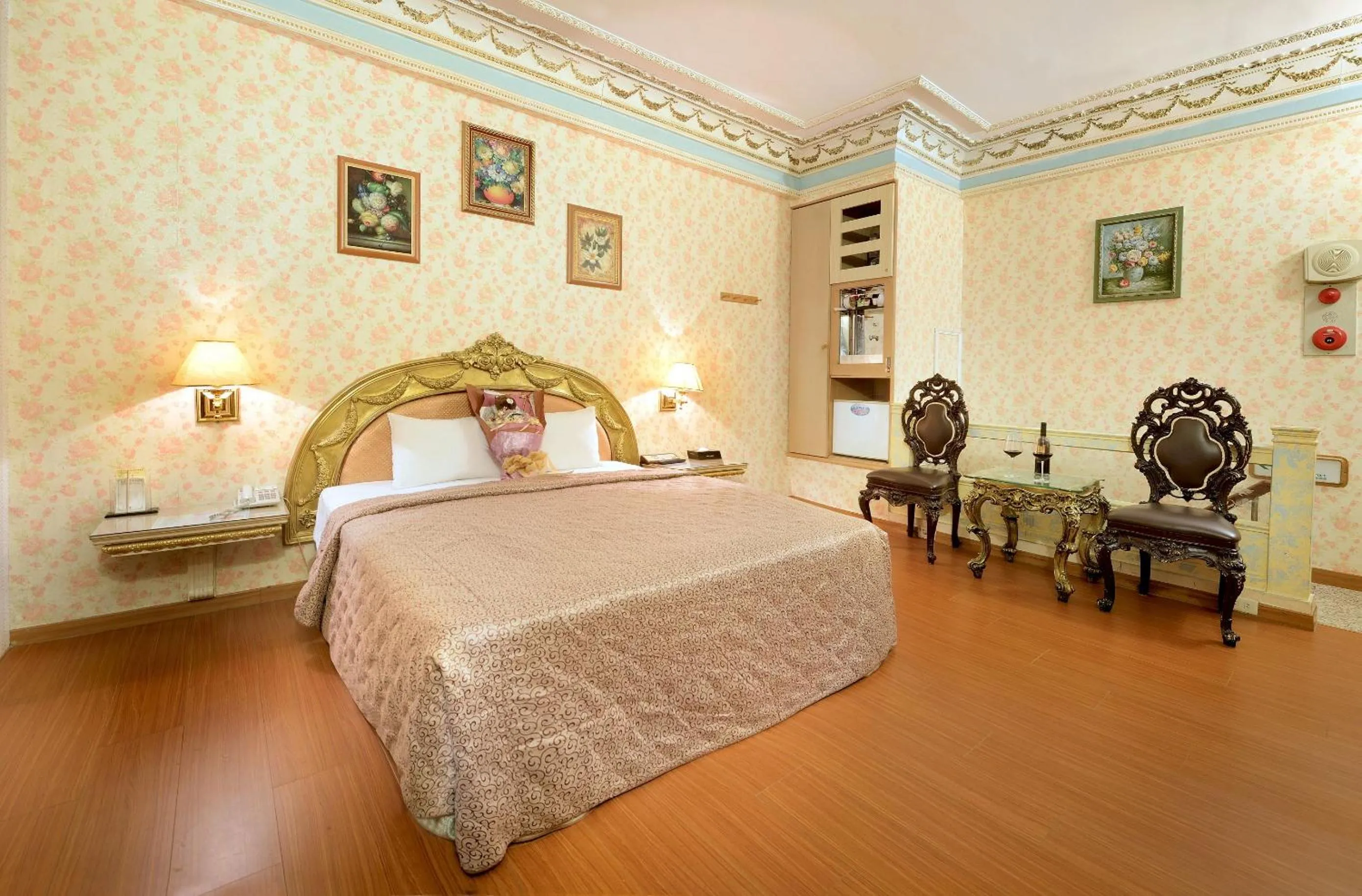 bunk bed, Bed in Holland Village Motel