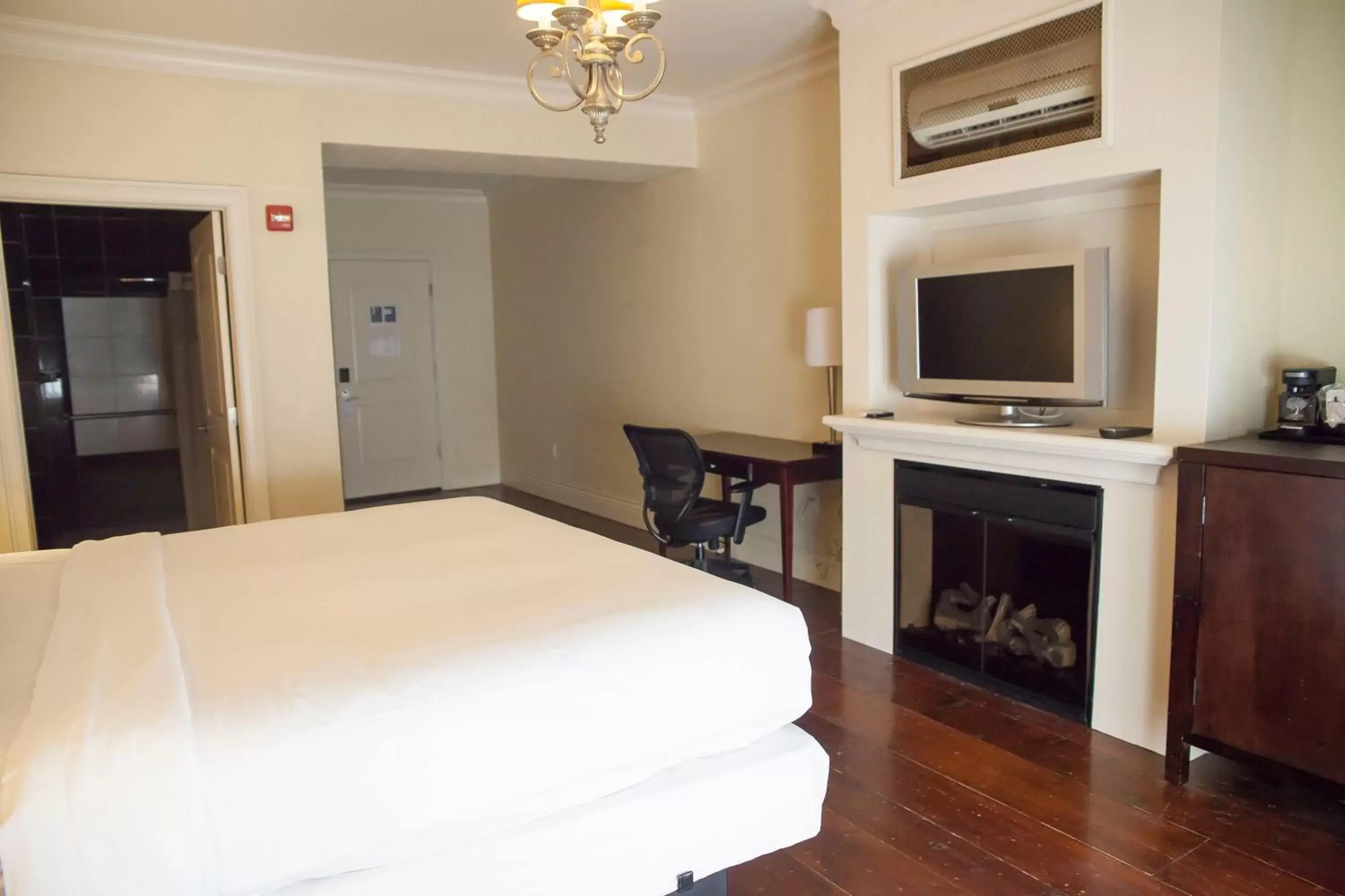 Bedroom in Niagara Crossing Hotel and Spa